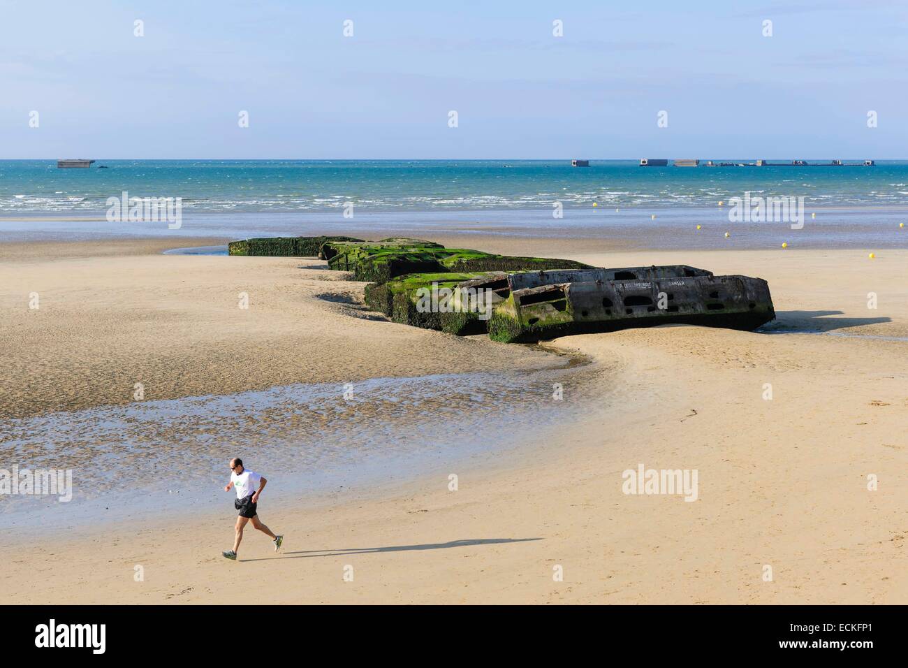 Frankreich, Calvados, Arromanches Les Bains, historischen Ort der Landung in der Normandie, des künstlichen Hafens Mulberry B oder Winston Hafen am Strand bleibt Stockfoto