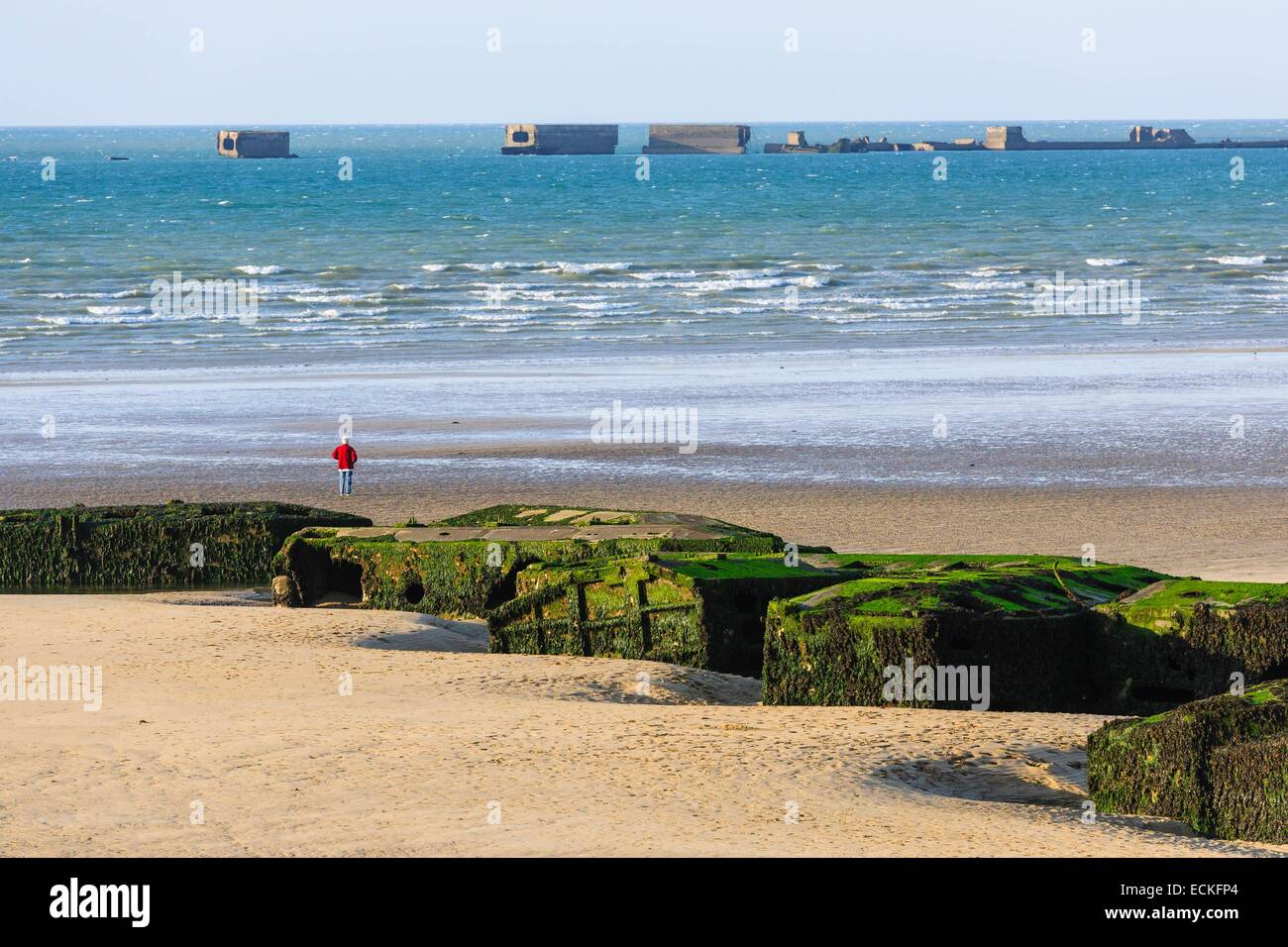 Frankreich, Calvados, Arromanches Les Bains, historischen Ort der Landung in der Normandie, des künstlichen Hafens Mulberry B oder Winston Hafen am Strand bleibt Stockfoto