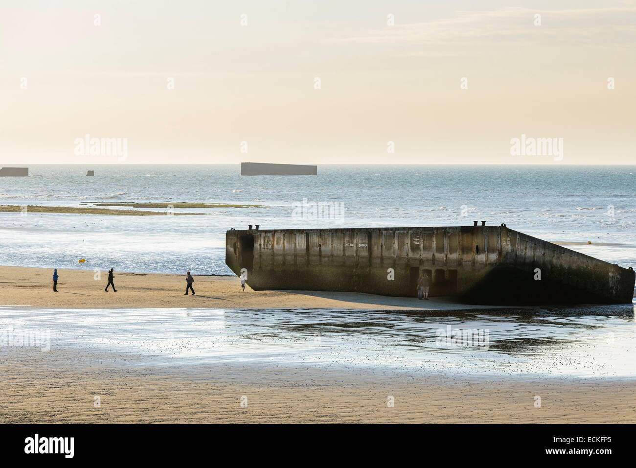 Frankreich, Calvados, Arromanches Les Bains, historischen Ort der Landung in der Normandie, des künstlichen Hafens Mulberry B oder Winston Hafen am Strand bleibt Stockfoto