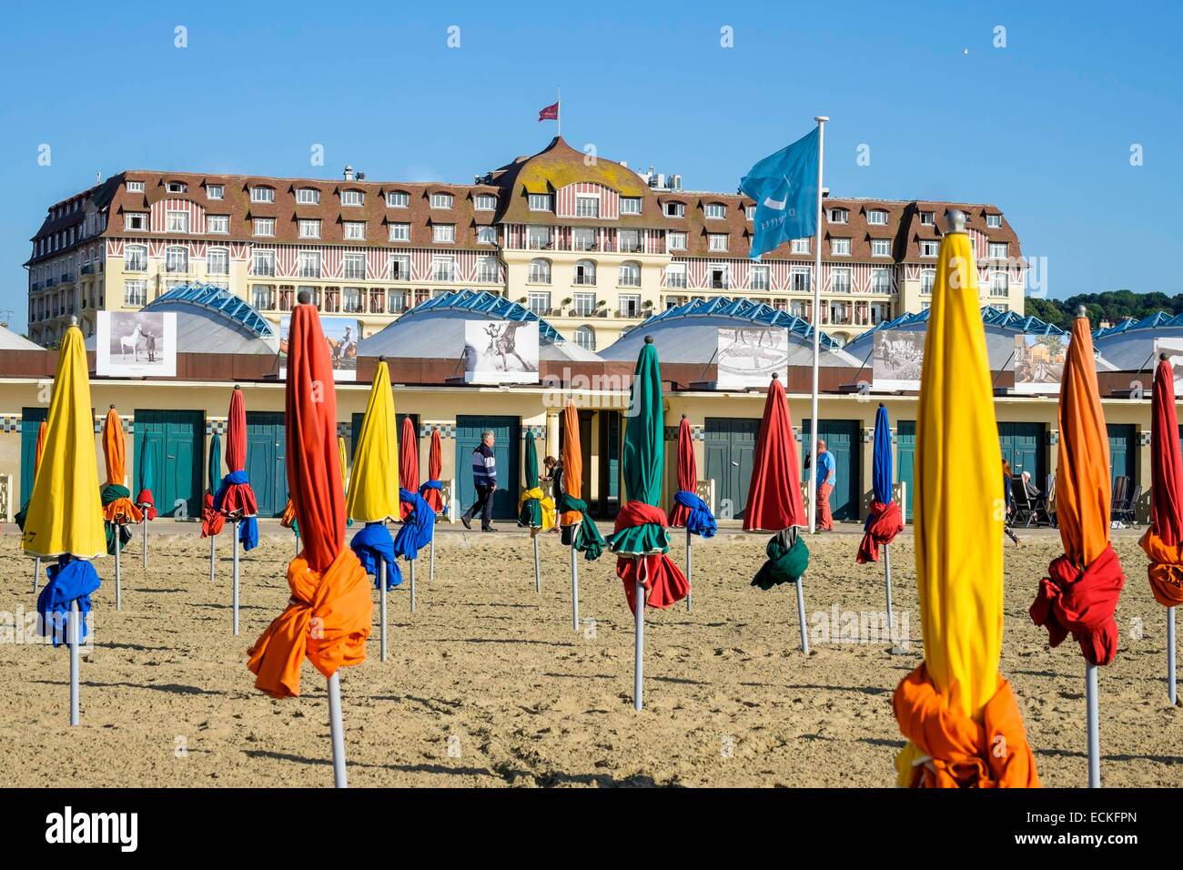 Frankreich, Calvados, Pays d ' Auge, Deauville, den Strand und seine 600 Sonnenschirme, das Luxushotel Royal Barriere im Hintergrund Stockfoto