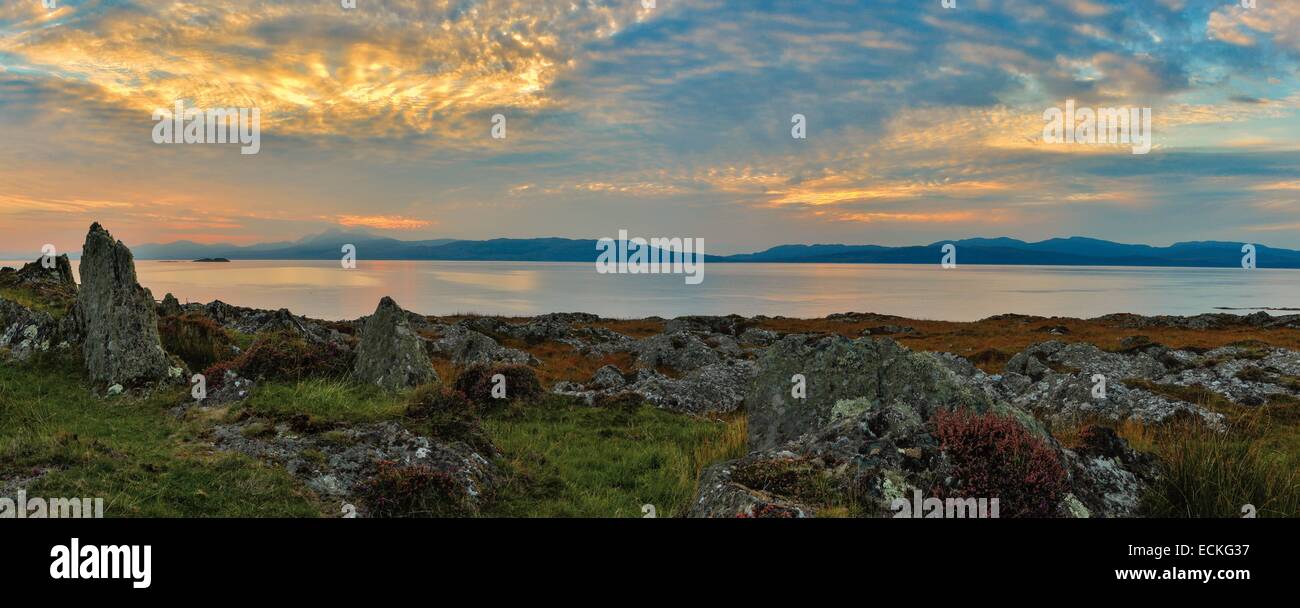 Großbritannien, Schottland, Argyll und Bute, Keillmore, Loch Sween, malerische Natur Panorama, Blick auf Küste Heide und Steinen bei Sonnenuntergang Stockfoto