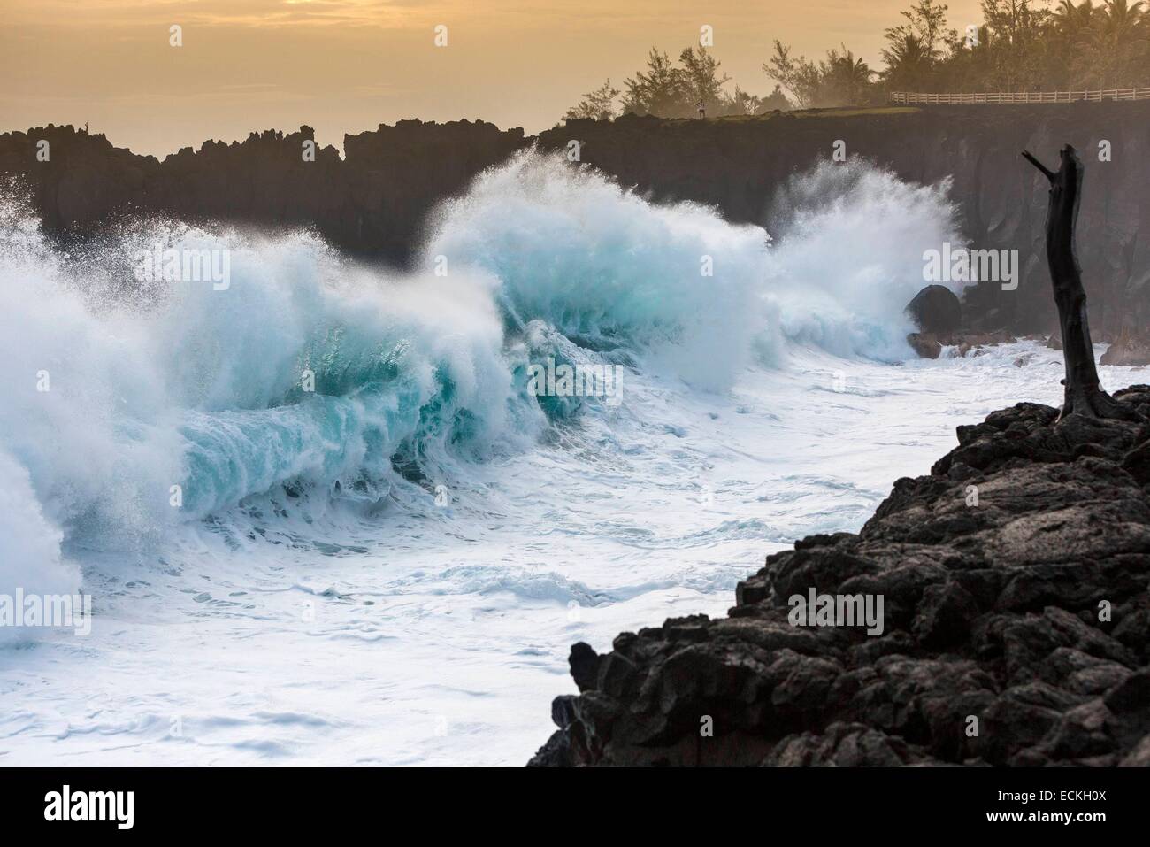 Frankreich, La Reunion, Saint Philippe, Le Baril, Le Puits des Francais, Küstenlandschaft bei Sonnenuntergang in schwerer See Stockfoto