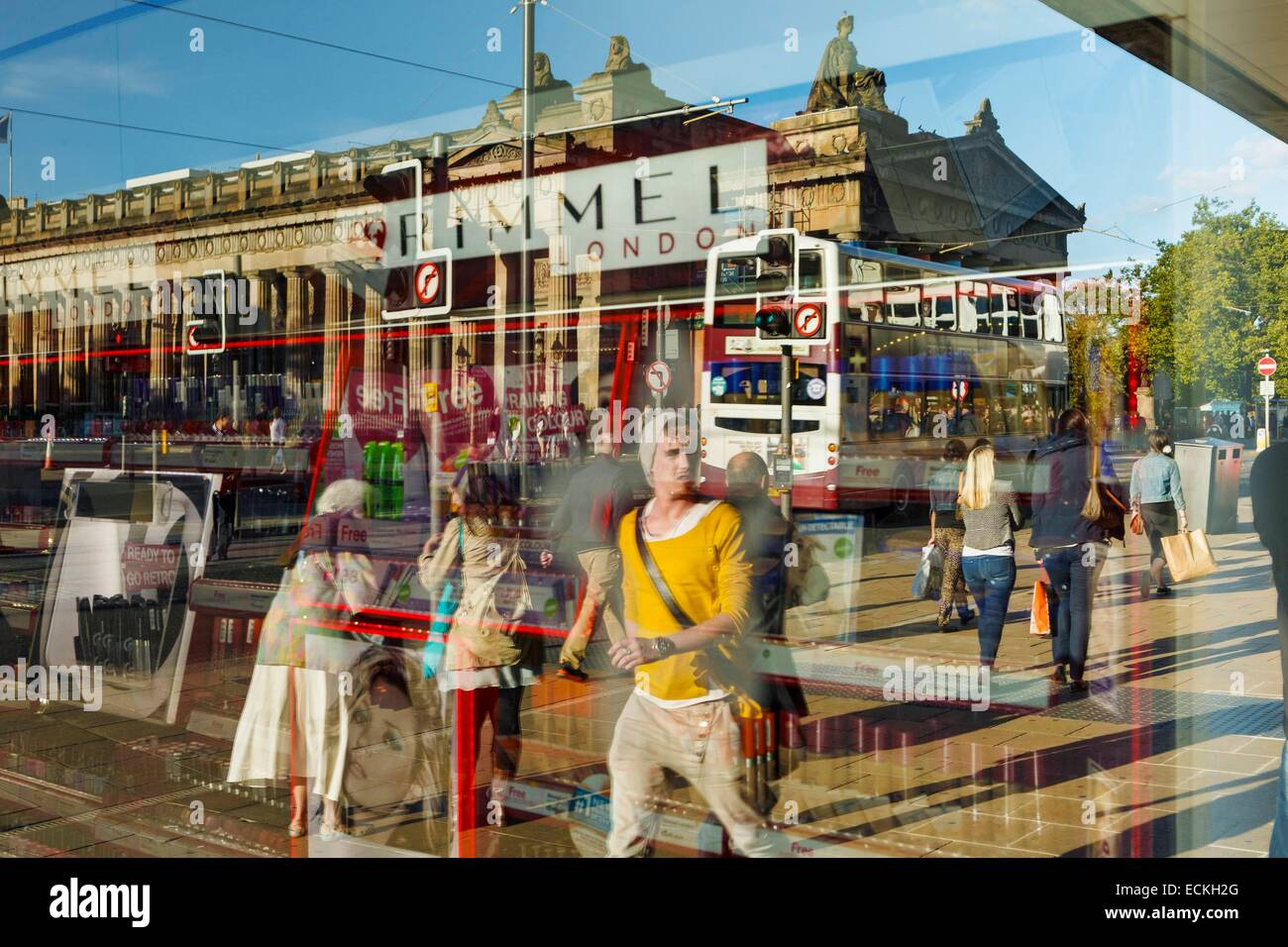 Großbritannien, Schottland, Edinburg, Princes Street, Einkaufsstraße, Straßenszene und Reflexion Schaufenster Stockfoto