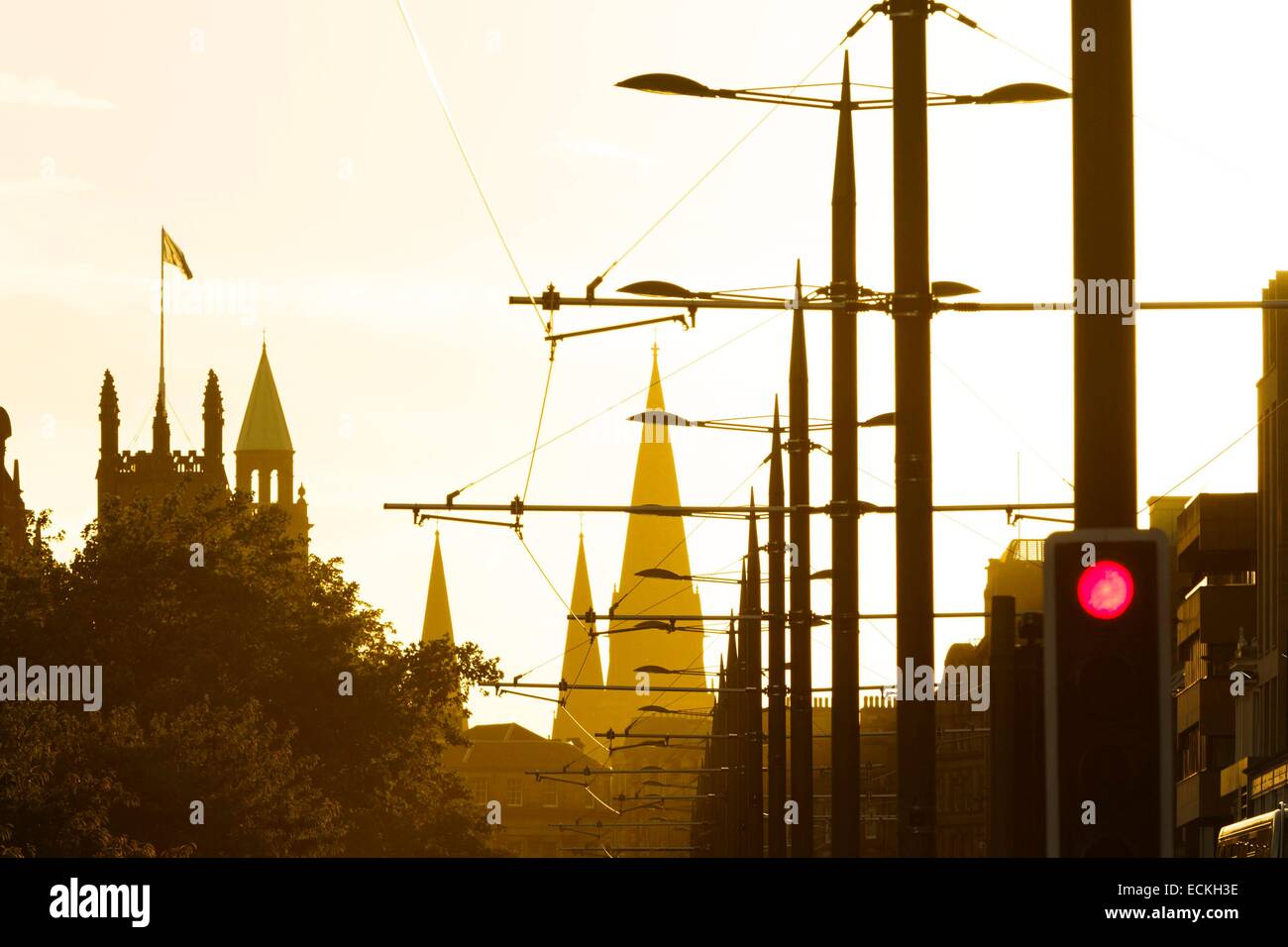 Großbritannien, Schottland, Edinburg, Princes Street Tage gegen eine Allee der Innenstadt bei Sonnenuntergang Stockfoto