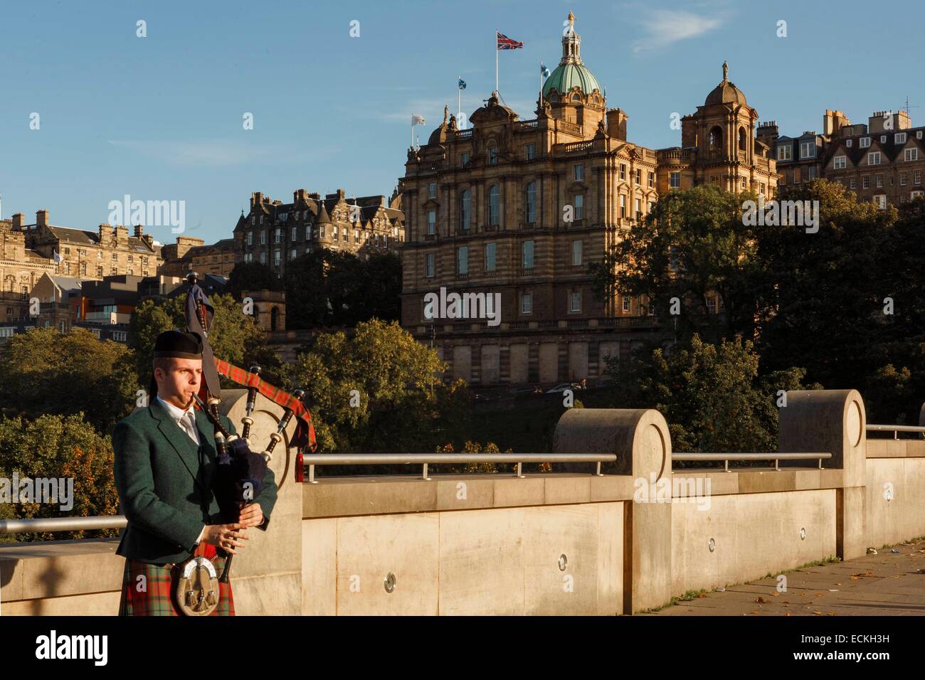 Princes Street Ostgarten, Dudelsackspieler in schottischer Tracht vor der Altstadt von Edinburgh gekleidet, Edinburg, Schottland, Vereinigtes Königreich Stockfoto