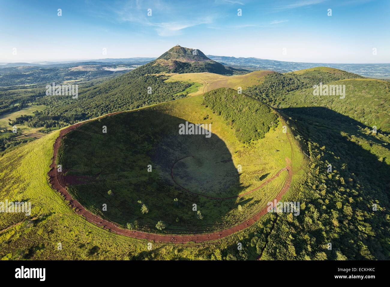 Frankreich, Puy de Dome, der regionale Naturpark der Chaine des Puys, Orcines, Puy Pariou Vulkan-Krater, die Vulkane der Auvergne, der Puy de Dome-Vulkan im Hintergrund (Luftbild) Stockfoto