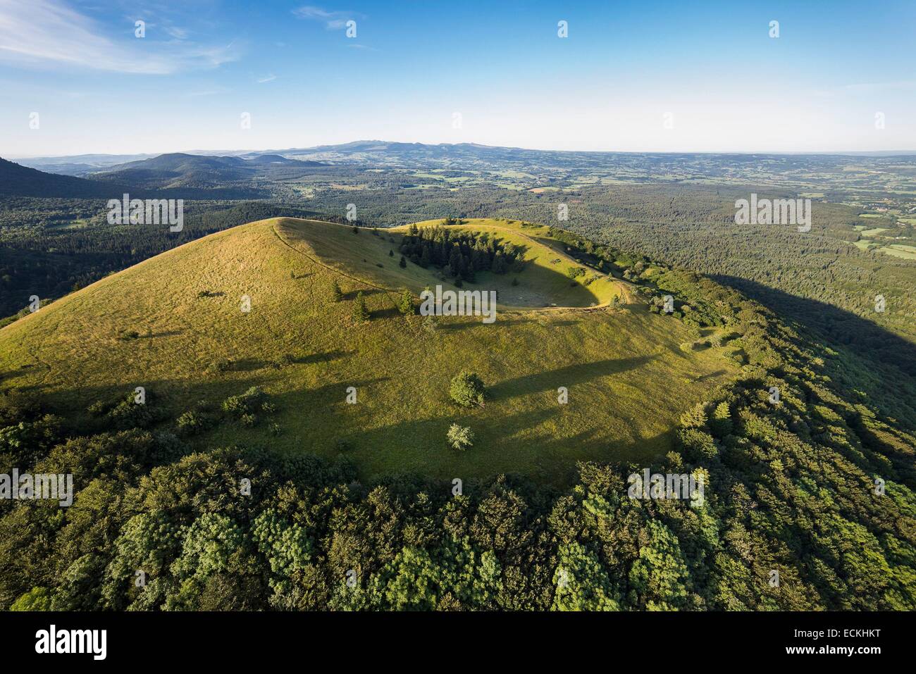 Frankreich, Puy de Dome, Ceyssat, Chaine des Puys, regionalen Naturpark der Auvergne Vulkane, der Puy de C⌠me (Luftbild) Stockfoto