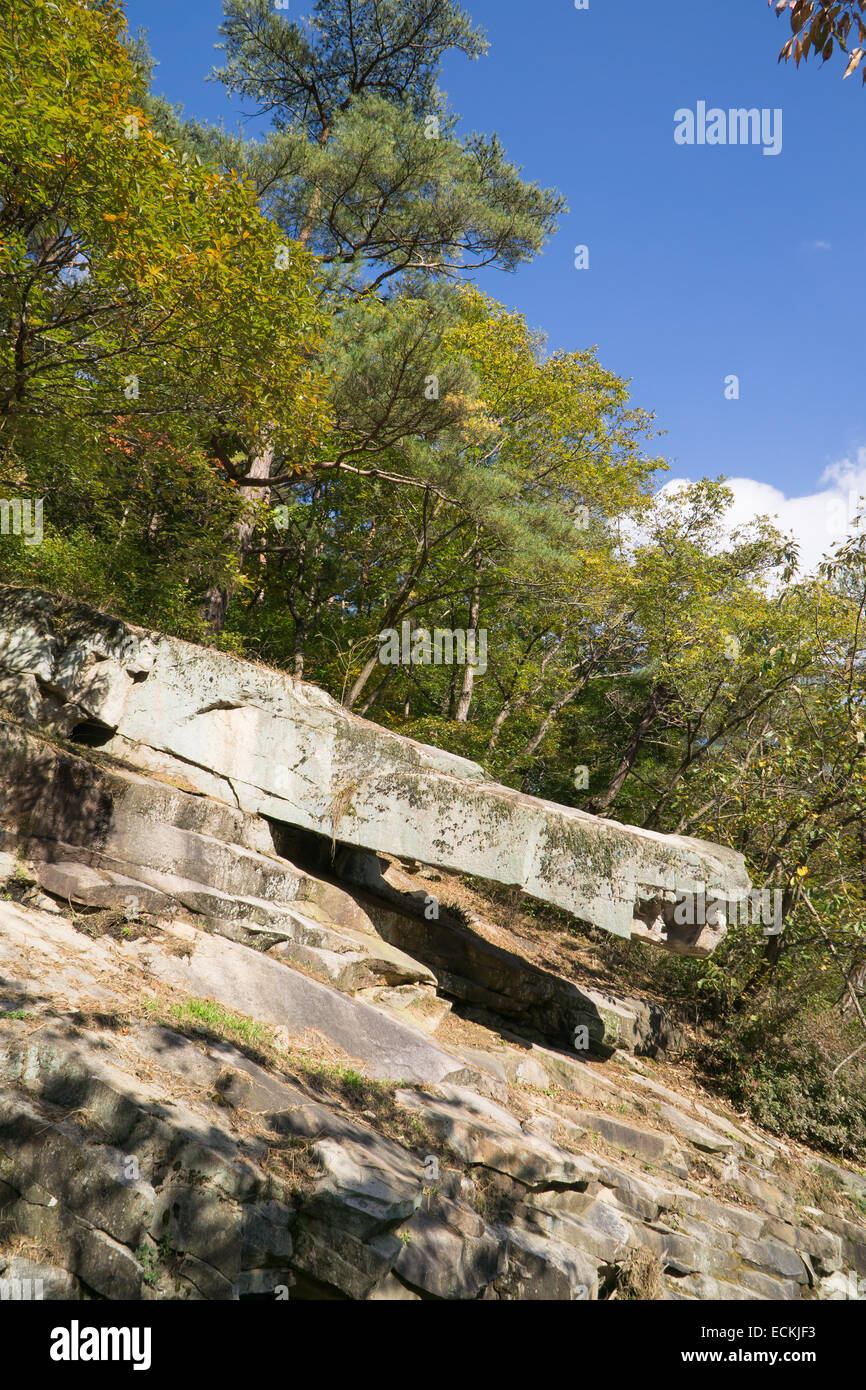 Lange und große Rock in einem Berg im Herbst Stockfoto