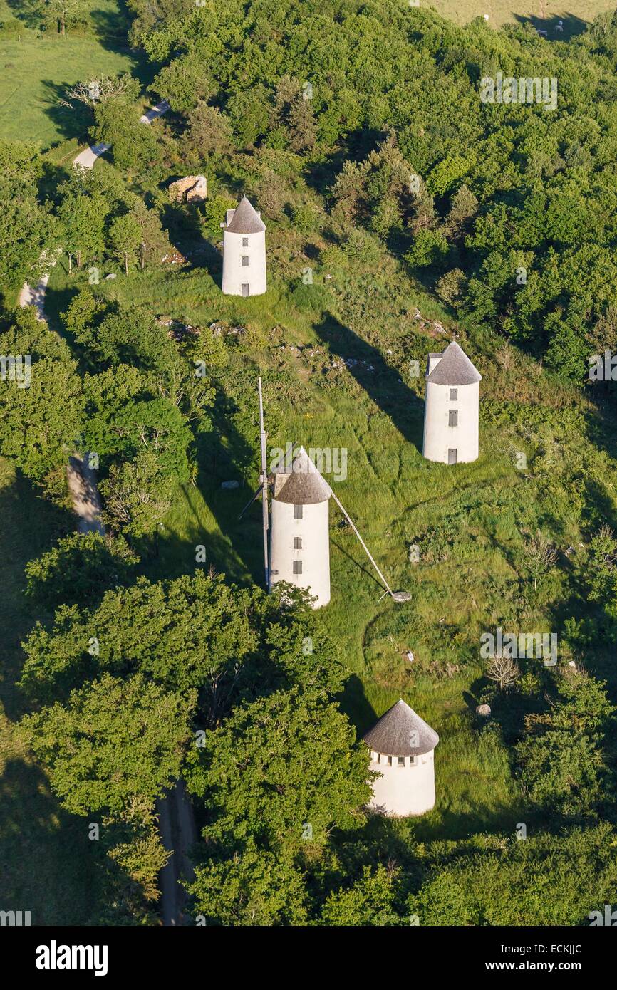 Frankreich, Vendee, Mouilleron de Pared, Windmühlen auf la Colline des Moulins (Luftbild) Stockfoto