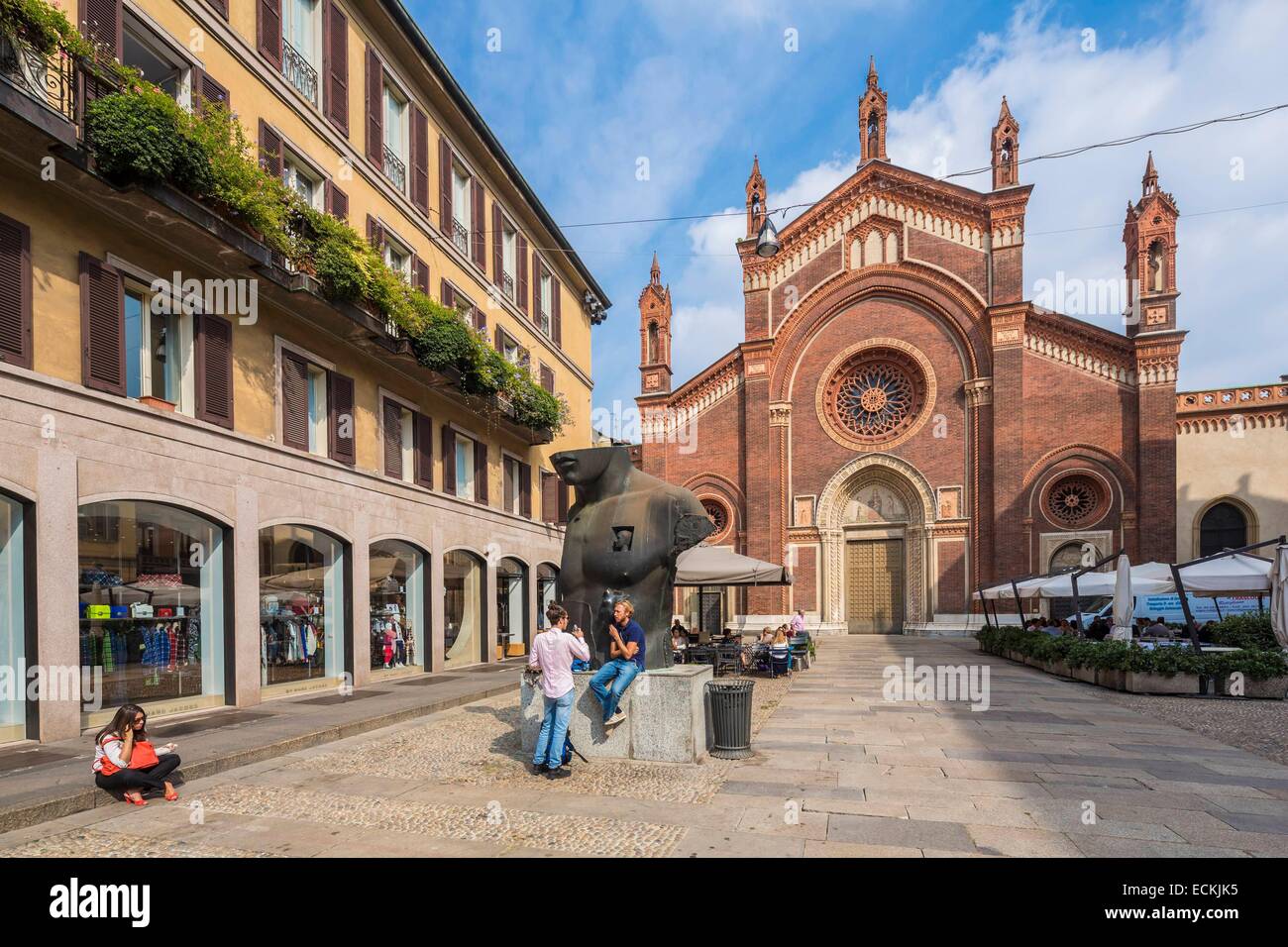 Italien, Lombardei, Mailand, legen Del Carmine, Kirche Santa Maria del Carmine und Igor Mitorajs Skulptur Stockfoto