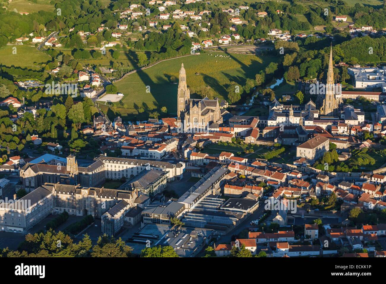 Frankreich, Vendee, Saint Laurent Sur Sevre, Basilika Saint Louis-Marie Grignion de Monfort, La Sagesse Kapelle und das Dorf (Luftbild) Stockfoto