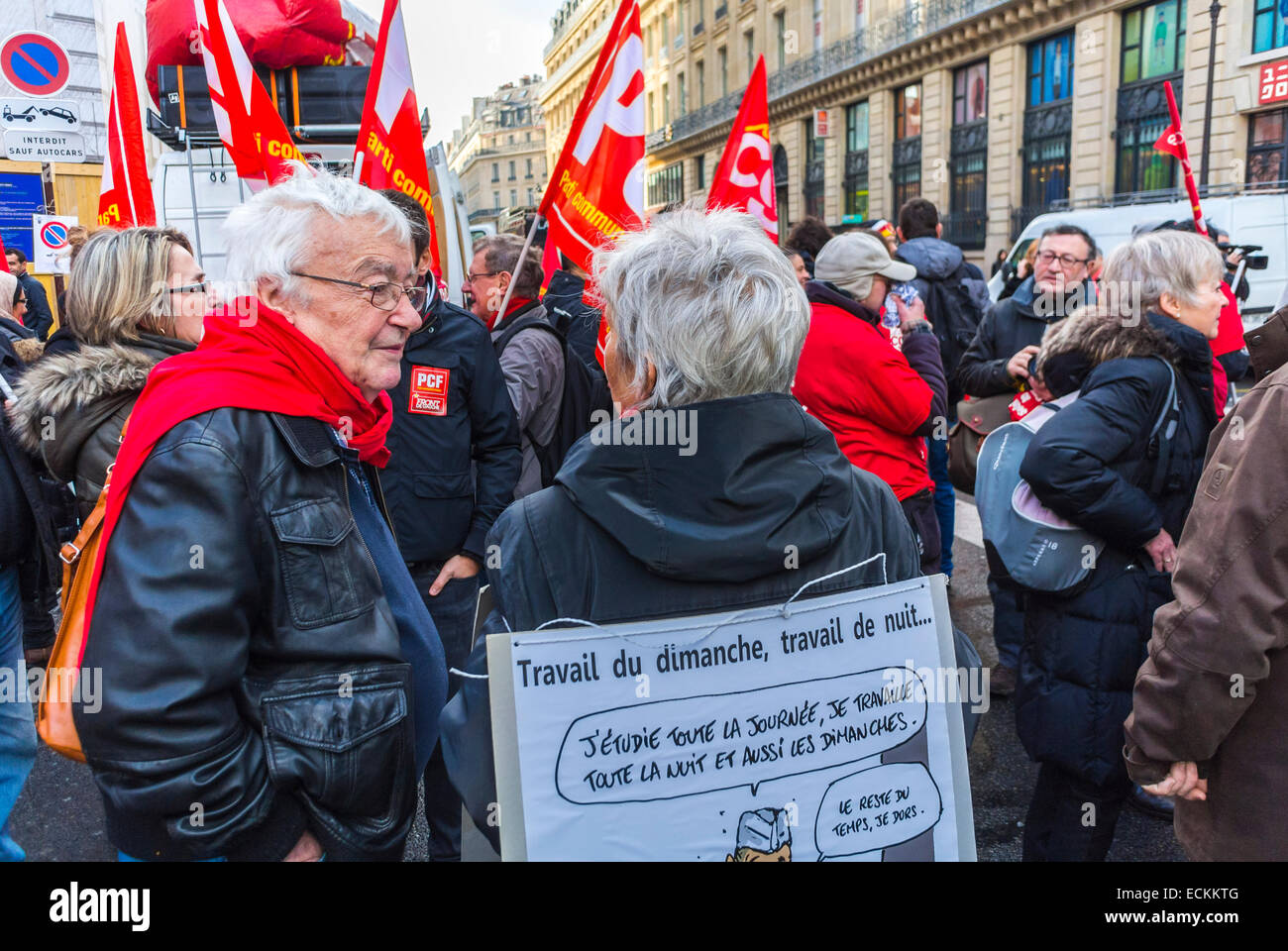 Paris, Frankreich. Crowd People, viele französische Gewerkschaften, die Ladenangestellte vertreten, gingen auf die Straße, um gegen ein neues Gesetz, das sonntags und nachts Arbeit zulässt (das "Loi Macron"), zu protestieren und sagten, es sei nicht die Lösung für die aktuellen wirtschaftlichen Probleme. französische Rentner Stockfoto