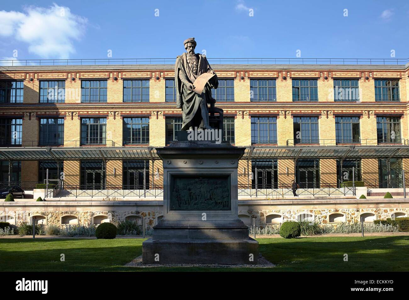 Frankreich, Paris, Teil der Verwaltung des Ministerium für auswärtige Angelegenheiten, befindet sich Rue De La Convention, ehemalige Paris Website des Government Printing Office, Statue von Johannes Gutenberg von Pierre Jean David d ' Angers Stockfoto