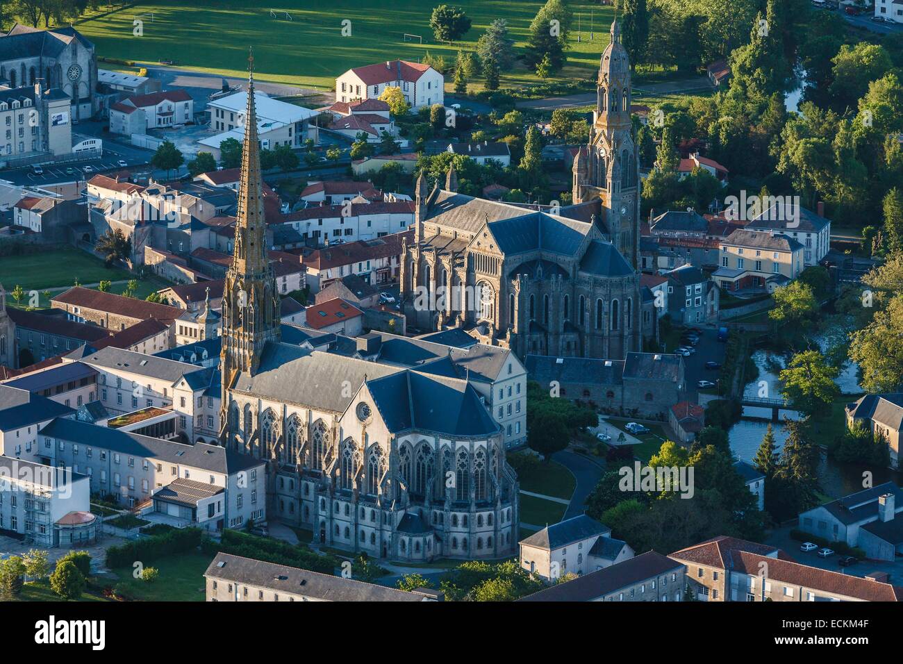 Frankreich, Vendee, Saint Laurent Sur Sevre, Saint Louis-Marie Grignion de Monfort Basilika und Kapelle La Sagesse (Luftbild) Stockfoto
