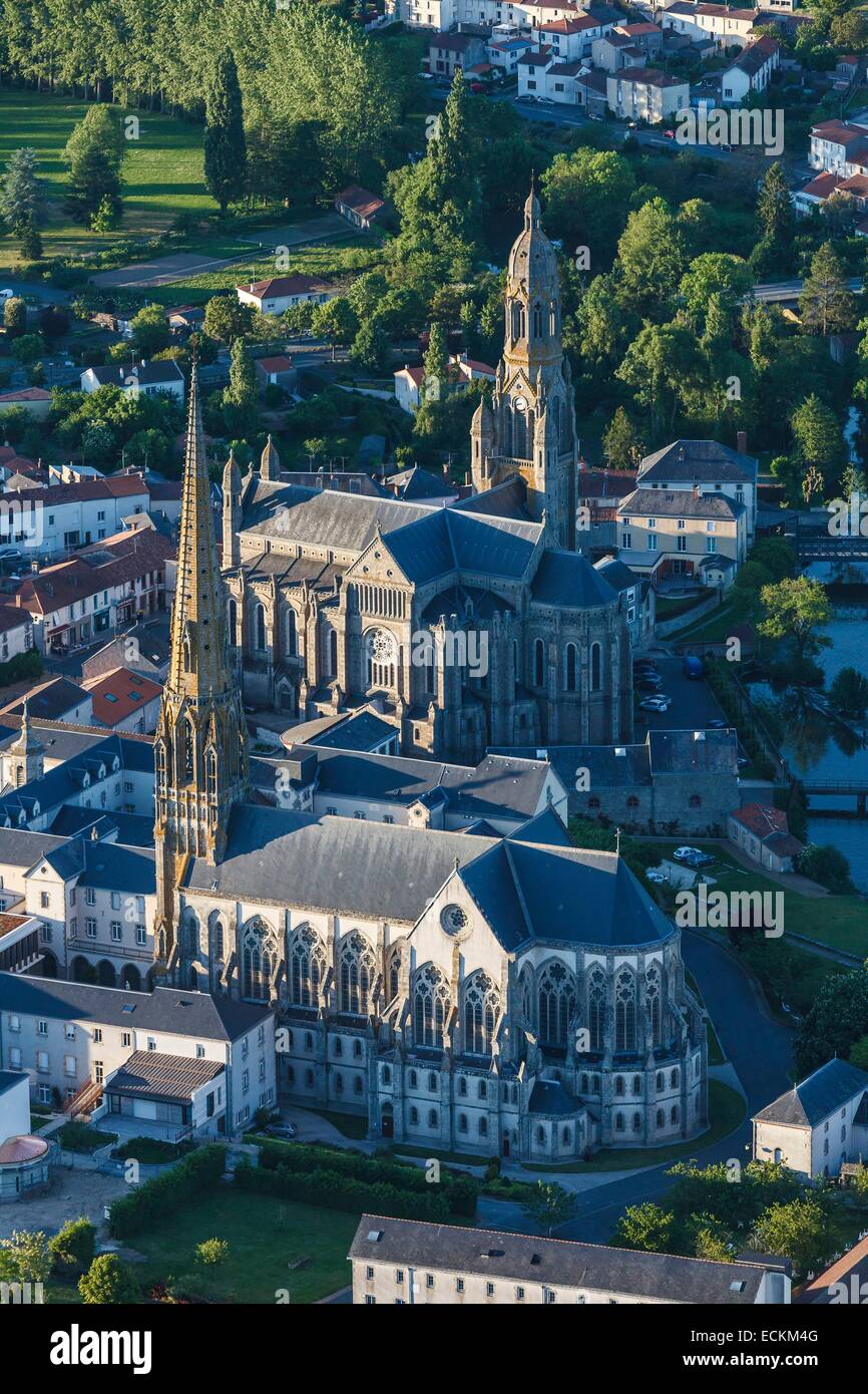 Frankreich, Vendee, Saint Laurent Sur Sevre, Saint Louis-Marie Grignion de Monfort Basilika und Kapelle La Sagesse (Luftbild) Stockfoto