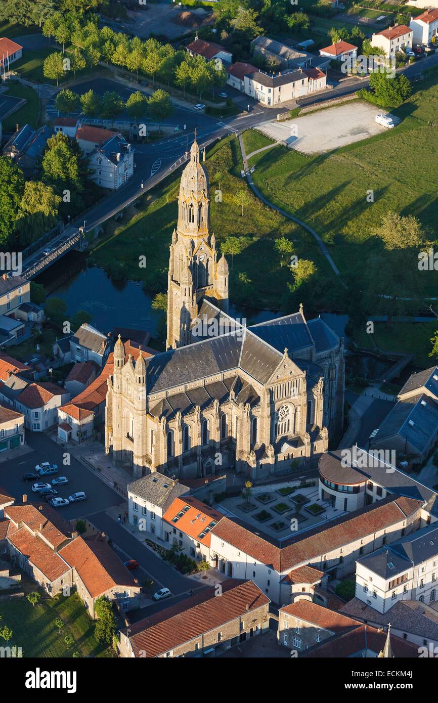 Frankreich, Vendee, Saint Laurent Sur Sevre, Saint Louis-Marie Grignion de Monfort Basilika (Luftbild) Stockfoto