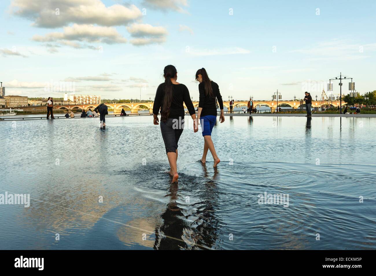 Frankreich, Gironde, Bordeaux, Bereich aufgeführt als Weltkulturerbe der UNESCO, Marschall Lyautey Tor, Bourse Ort La Lune Hafen Mädchen barfuß laufen auf einer Wasseroberfläche Stockfoto