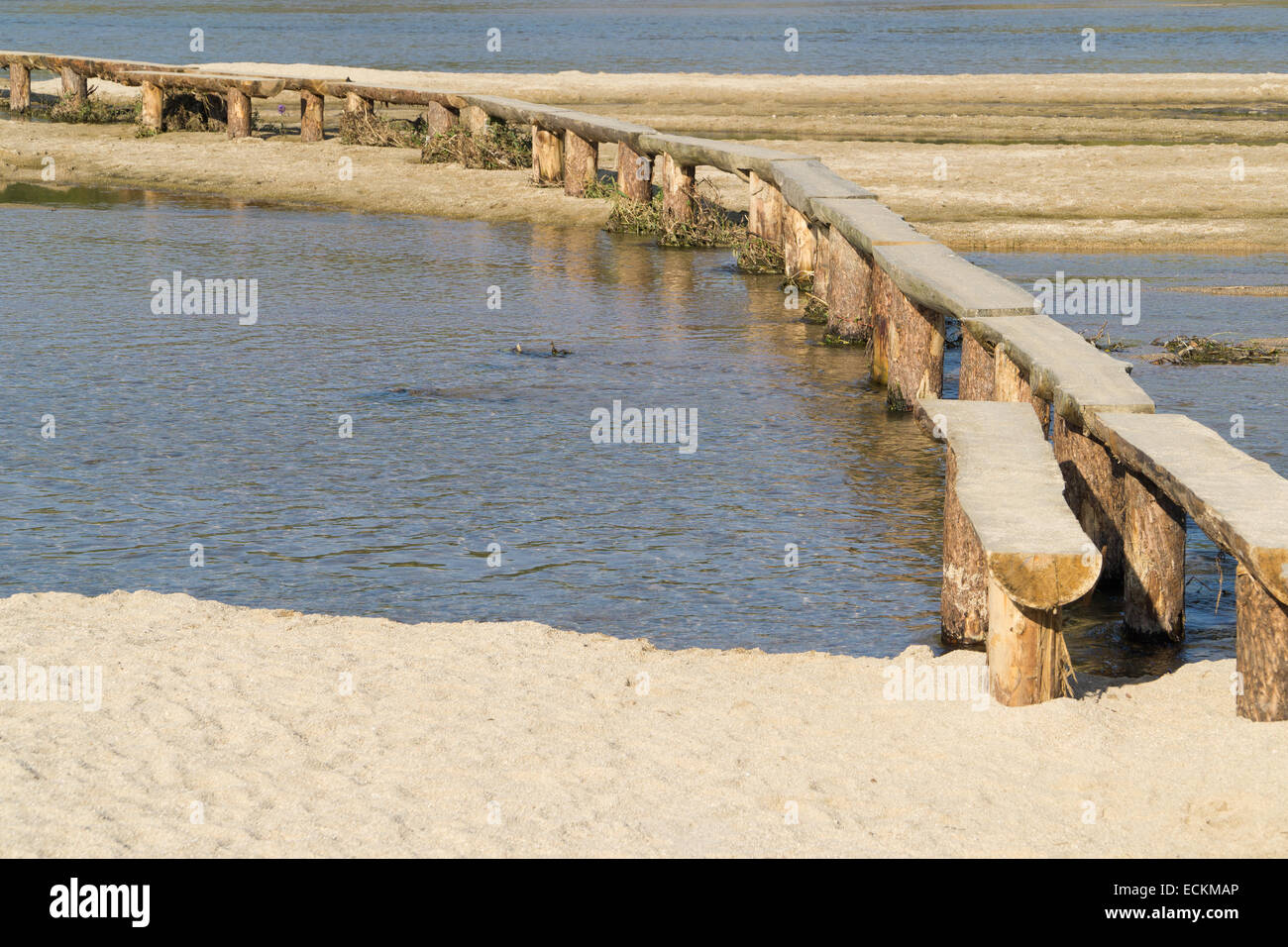 einspurige Log Brücke über einen flachen Fluss in Museom Dorf, Yeongju, Korea. Stockfoto