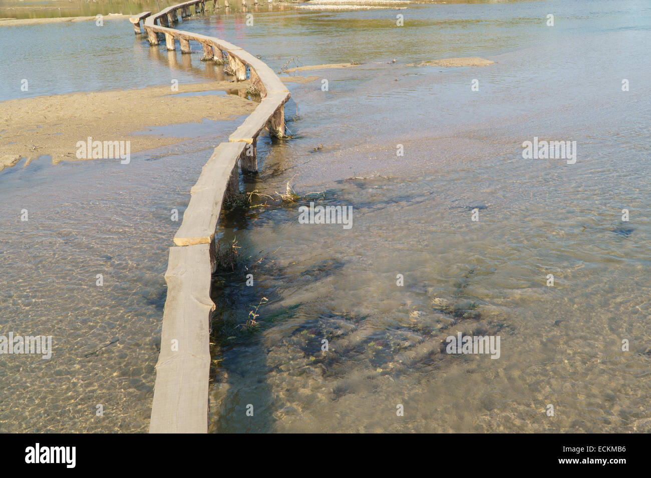 einspurige Log Brücke über einen flachen Fluss in Museom Dorf, Yeongju, Korea. Stockfoto