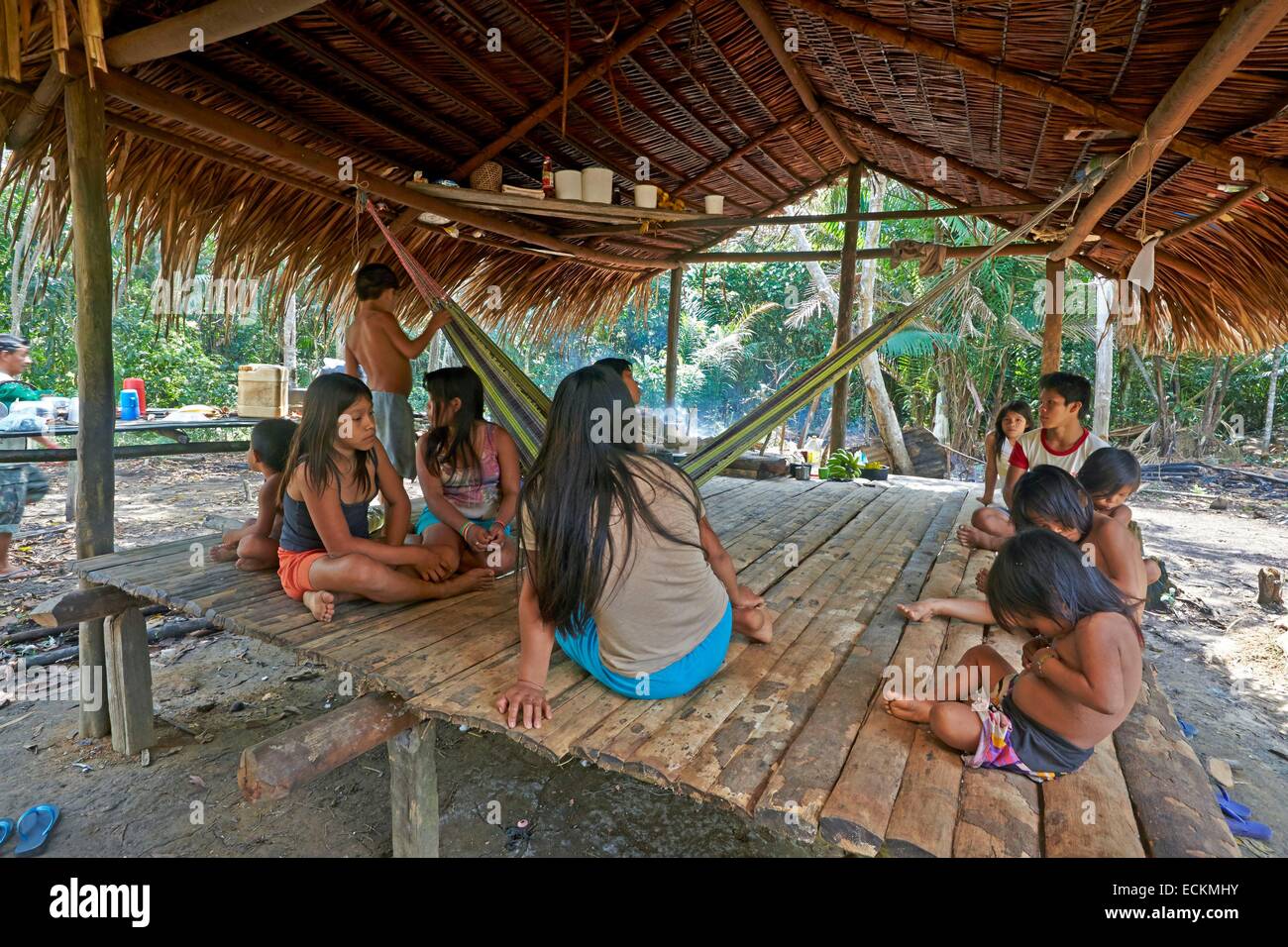 Amazonas Tribe Girls Fotos Und Bildmaterial In Hoher Auflösung Alamy 