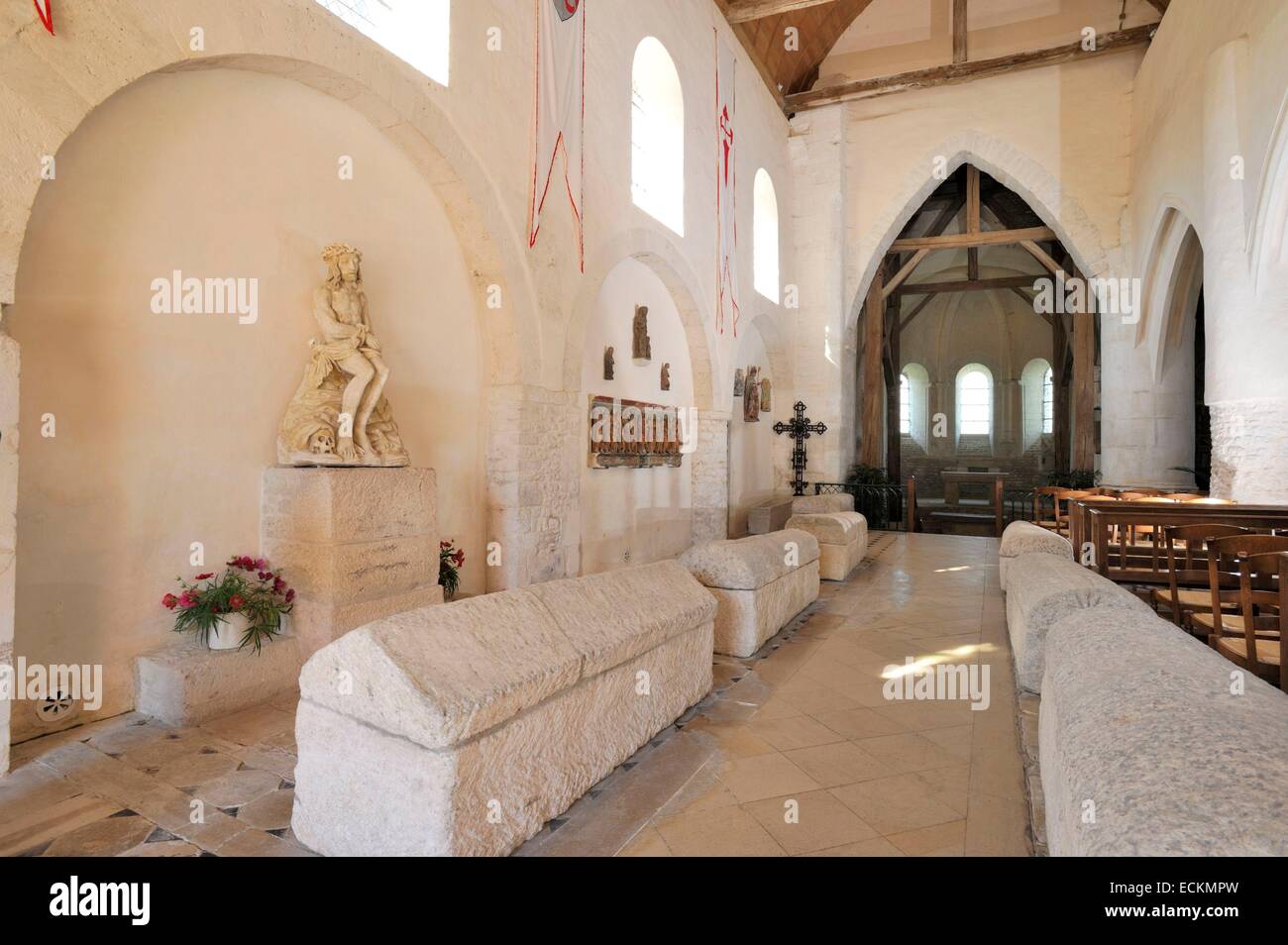 Frankreich, sagte Aube, Isle Aumont, Kirche Saint Pierre Kirche der drei Heiligtümer, Benediktiner Kirchenschiff und merowingische Sarkophage aus der angrenzenden Kirche Friedhof Stockfoto