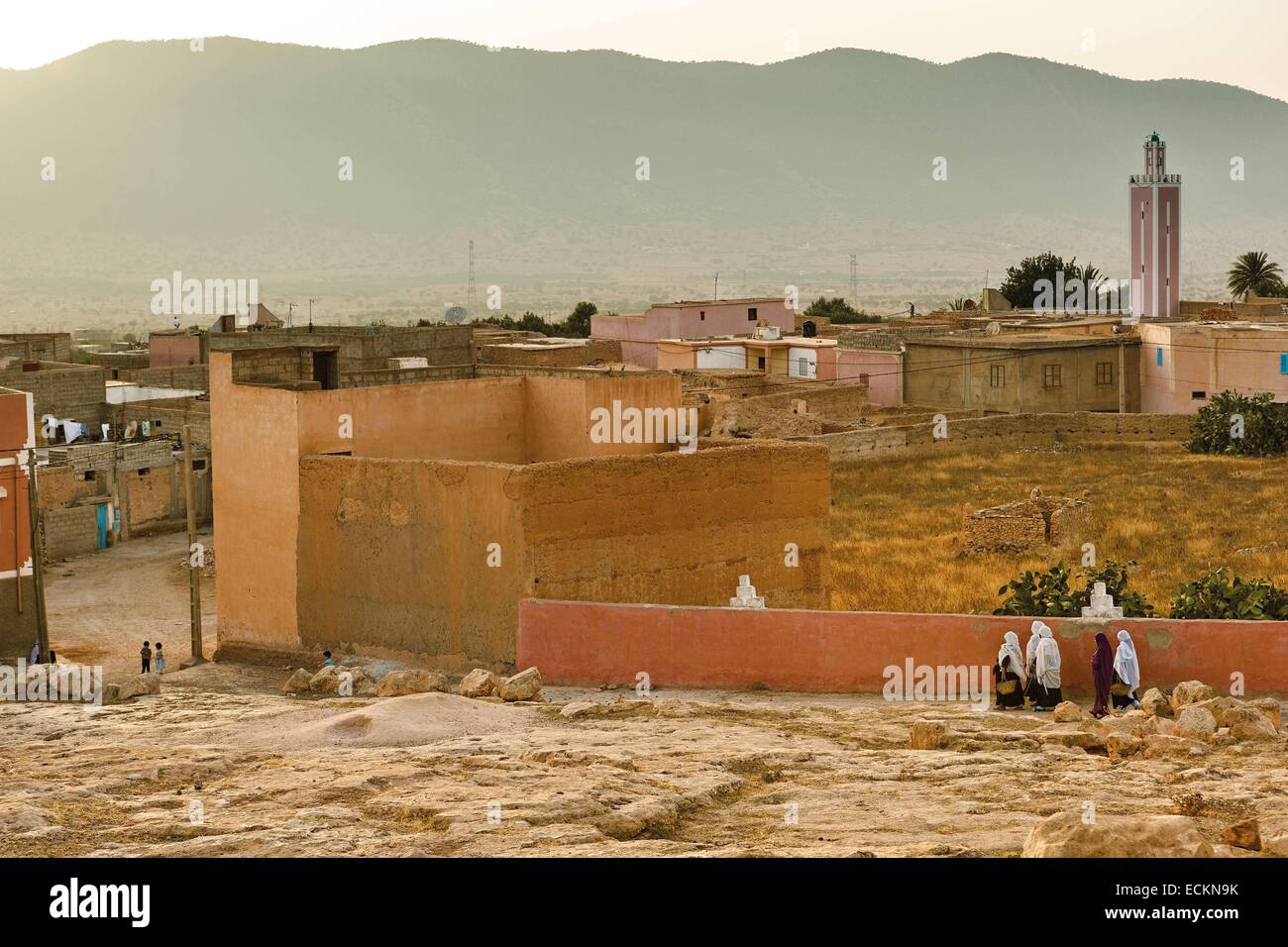 Marokko, Samen Souss Region, Ighrem, Gruppe der marokkanischen Frauen, Rückkehr in das Dorf nach einem Tag sammeln Argan unter den Bäumen Stockfoto