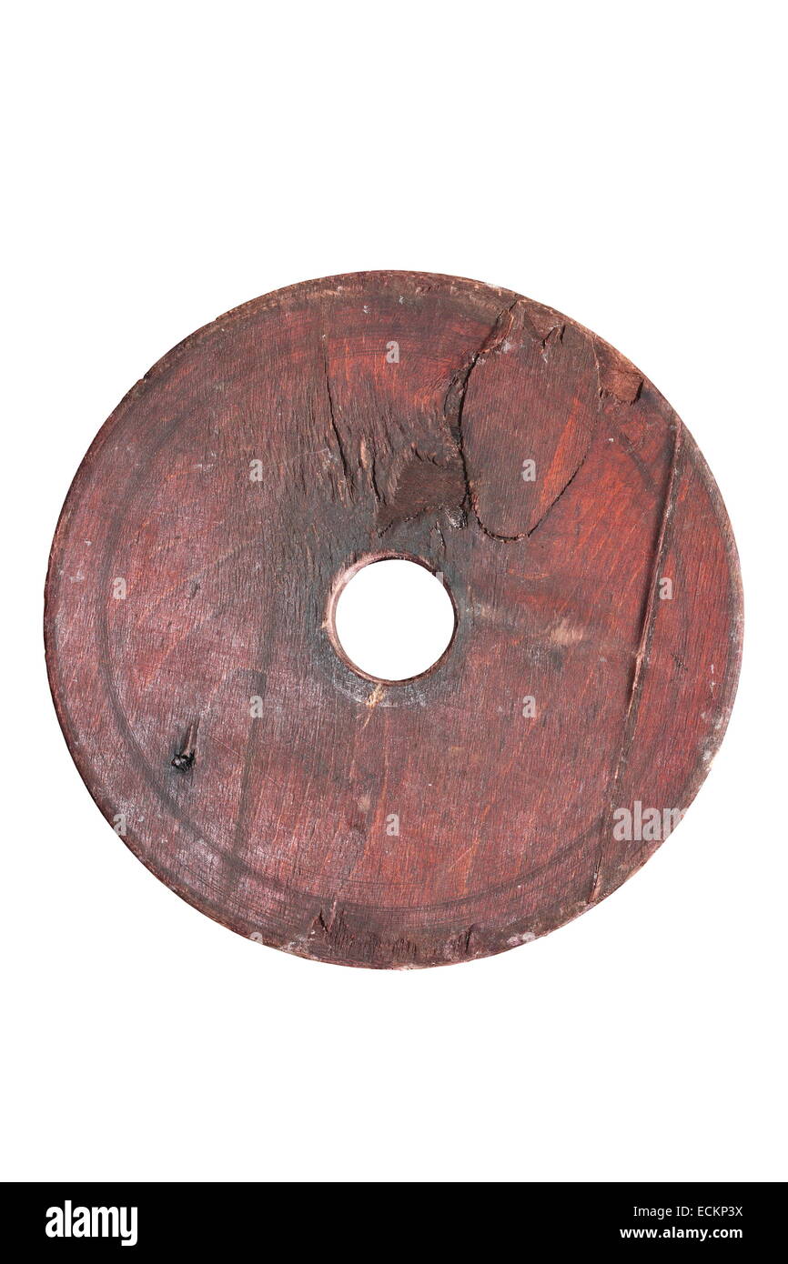 rundes Stück braun lackiertem Holz isoliert auf weißem Hintergrund Stockfoto
