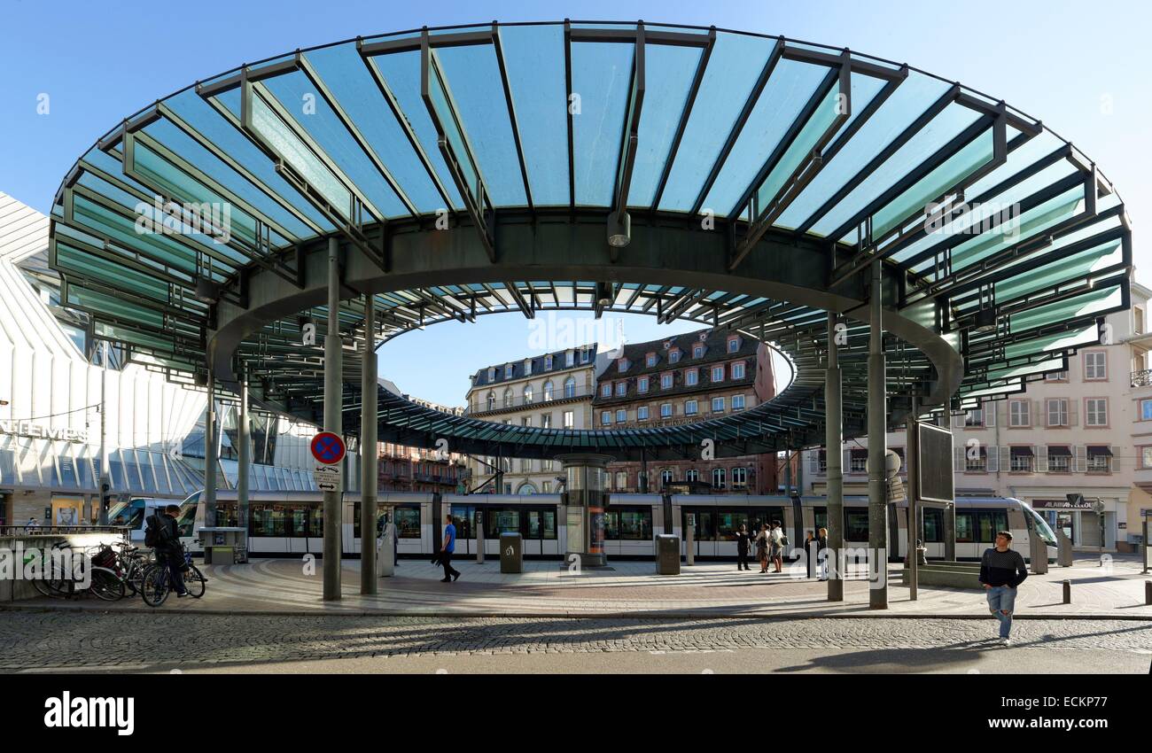 Frankreich, Bas Rhin, Straßburg, Altstadt Weltkulturerbe der UNESCO, Ort der Homme de Fer (Ironman) vor dem modernisierten Kaufhaus Printemps, Zentrum des Treffens der Linien der Straßenbahnen (Straßenbahn) Stockfoto