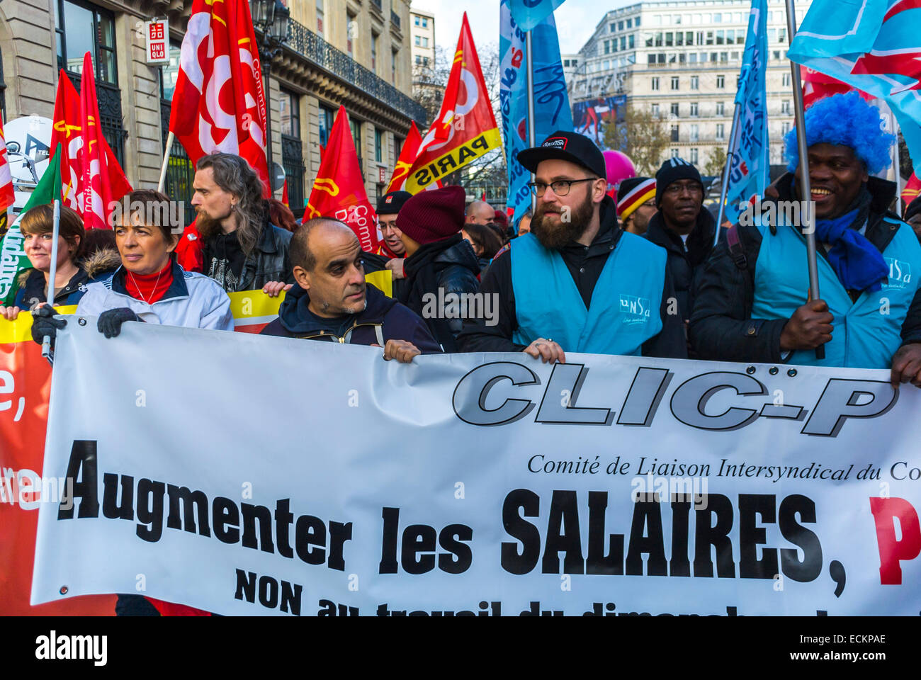 Paris, Frankreich. Viele französische Gewerkschaften, die die Beschäftigten in den Geschäften vertreten, gingen auf die Straße, um gegen ein neues Gesetz, das die Arbeit am Sonntag und in der Nacht erlaubt, (die "Loi Macron"), zu opponieren und zu sagen, dass dies nicht die Lösung für die aktuellen wirtschaftlichen Probleme sei. Stockfoto