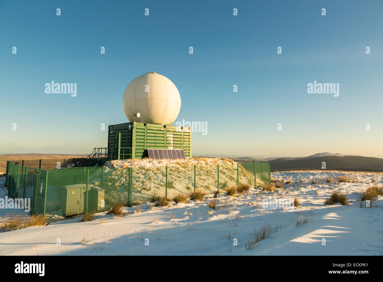 Holehead-Wetter-Radar-Station an einem klaren sonnigen Schneetag in Fintry, Glasgow, Schottland, Großbritannien Stockfoto