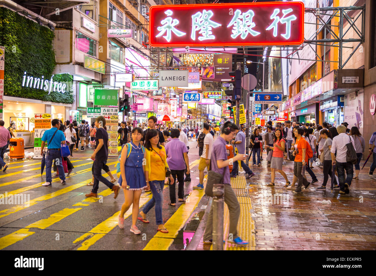 HONG KONG, CHINA - AUG 13: Mongkok in der Nacht vom 13. August 2014 in Hong Kong, China. Mongkok Kowloon ist eines der meisten neon Stockfoto