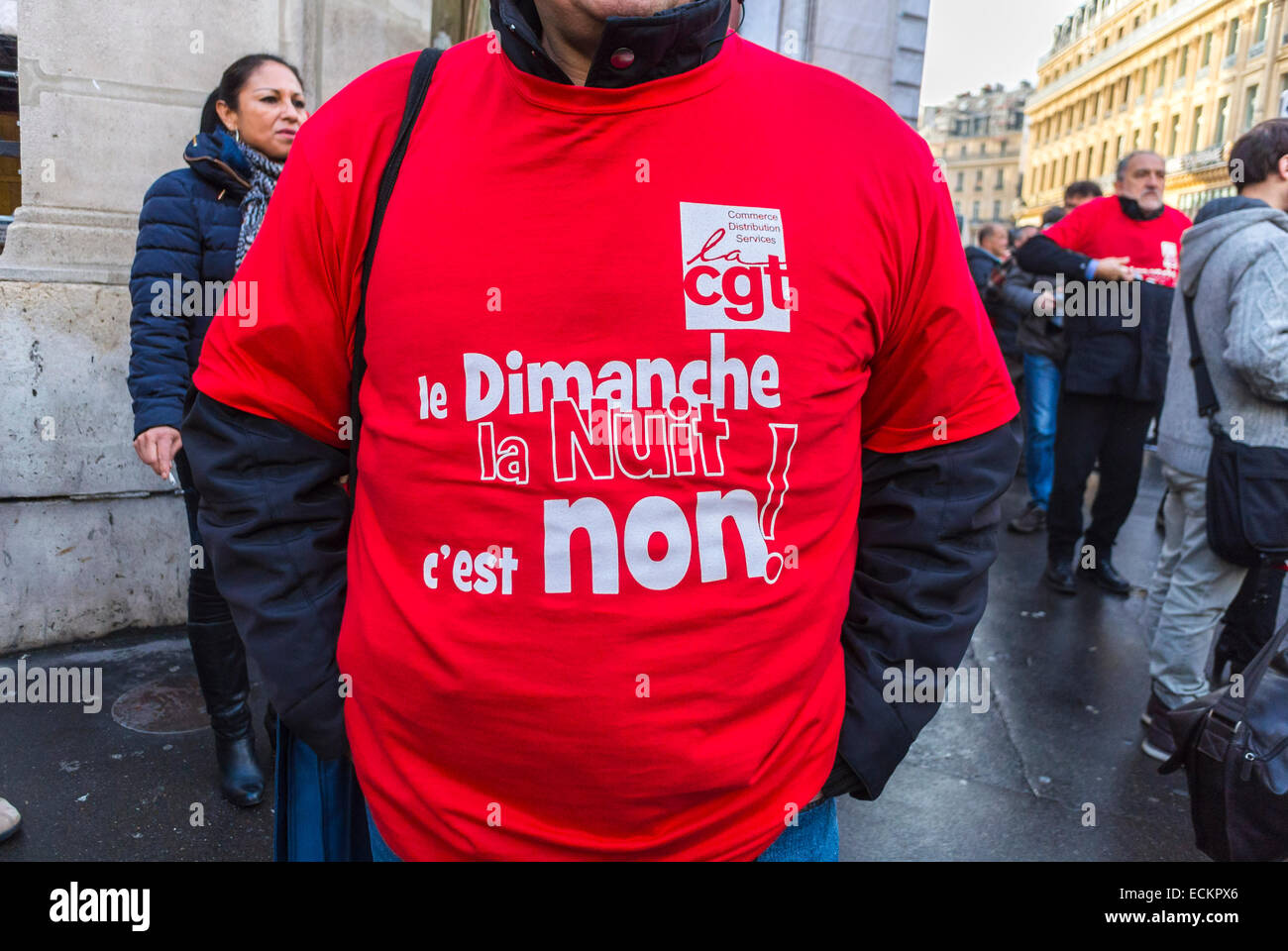 Paris, Frankreich. Nahaufnahme: Französische Gewerkschaften protestieren gegen das Gesetz, das am Sonntag Arbeit erlaubt. „Macron Law“ mit Schriftzug auf dem roten T-Shirt Stockfoto