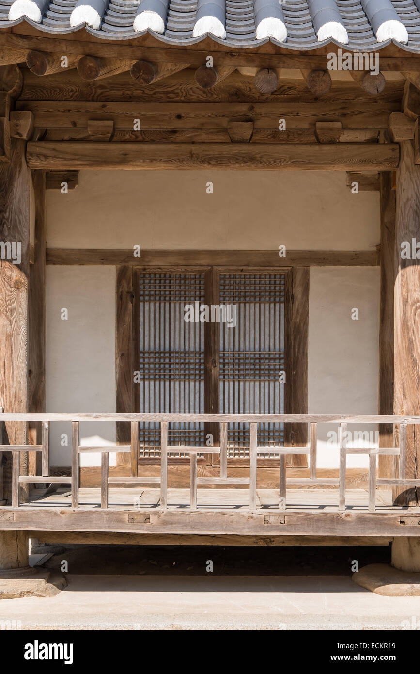 Vorderansicht des koreanischen traditionellen Architektur mit Tür und baniser Stockfoto