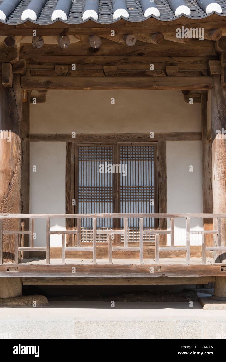 Vorderansicht des koreanischen traditionellen Architektur mit Tür und baniser Stockfoto