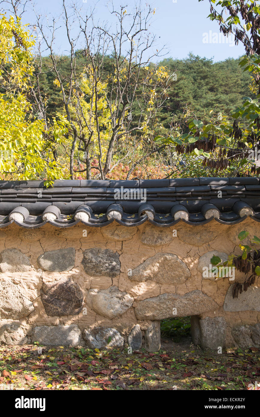 Blick auf koreanische traditionelle Wand mit Ziegeldach Stockfoto