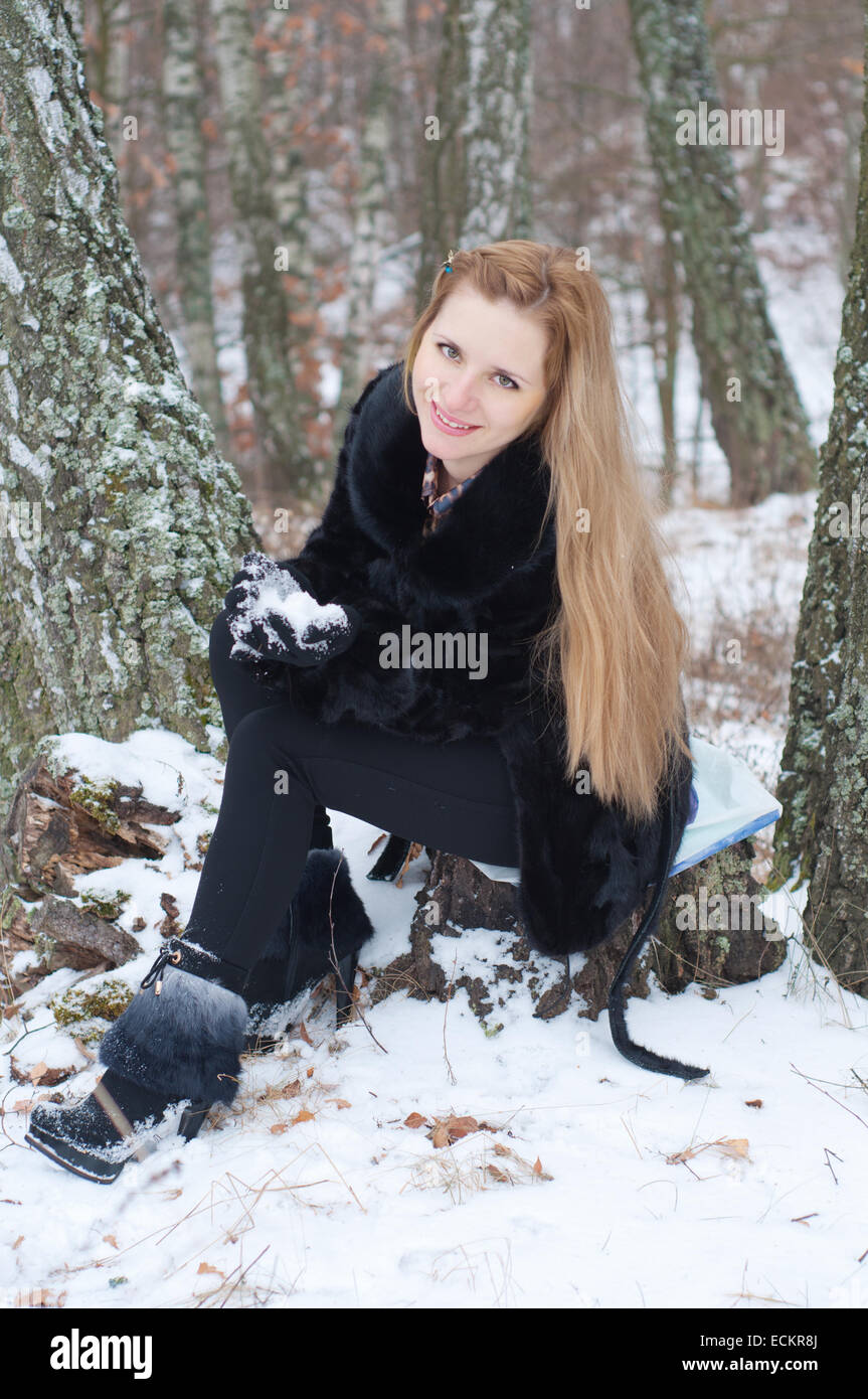 Mädchen mit Schneeball Stockfoto