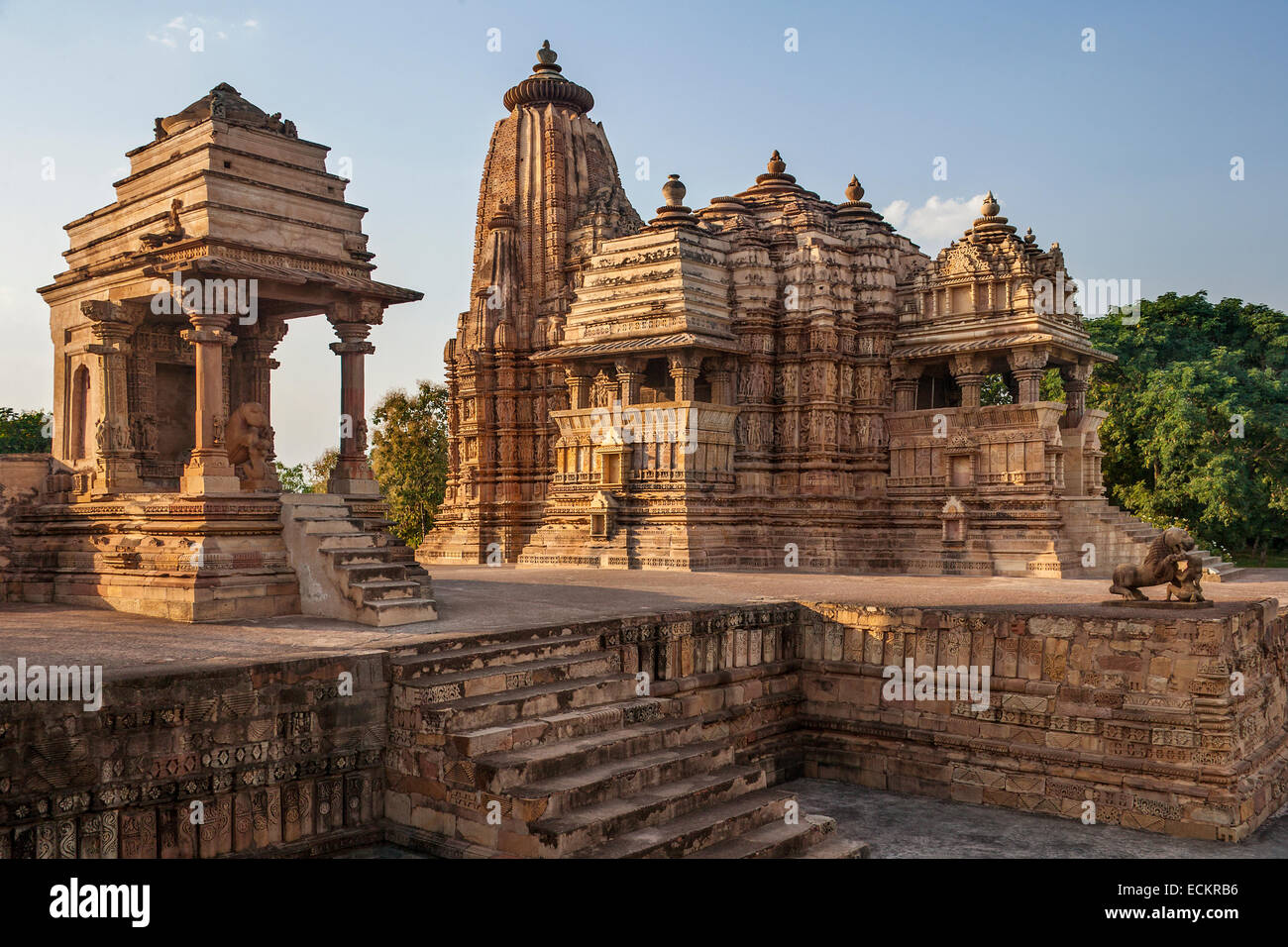 Jian und Hindu-Tempel von Khajuraho in der Region von Madhya Pradesh in Indien. Stockfoto