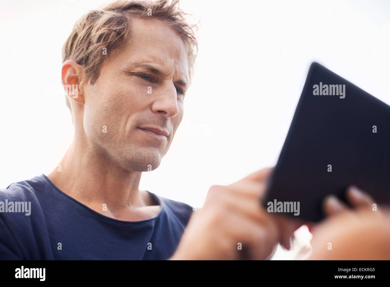 Reifer Mann mit Tablet-Computer gegen klaren Himmel Stockfoto