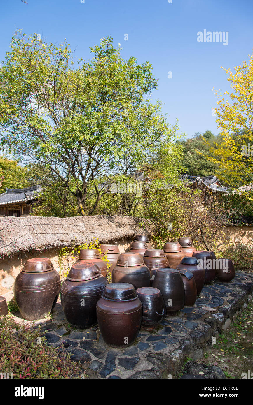koreanische traditionelle Scherben Flatform im Hinterhof Stockfoto