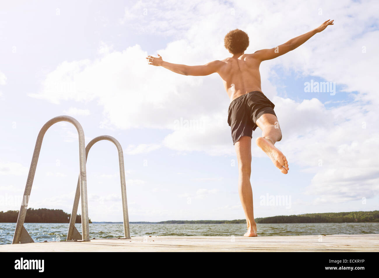 Voller Länge Rückansicht des Menschen tauchen in See Stockfoto