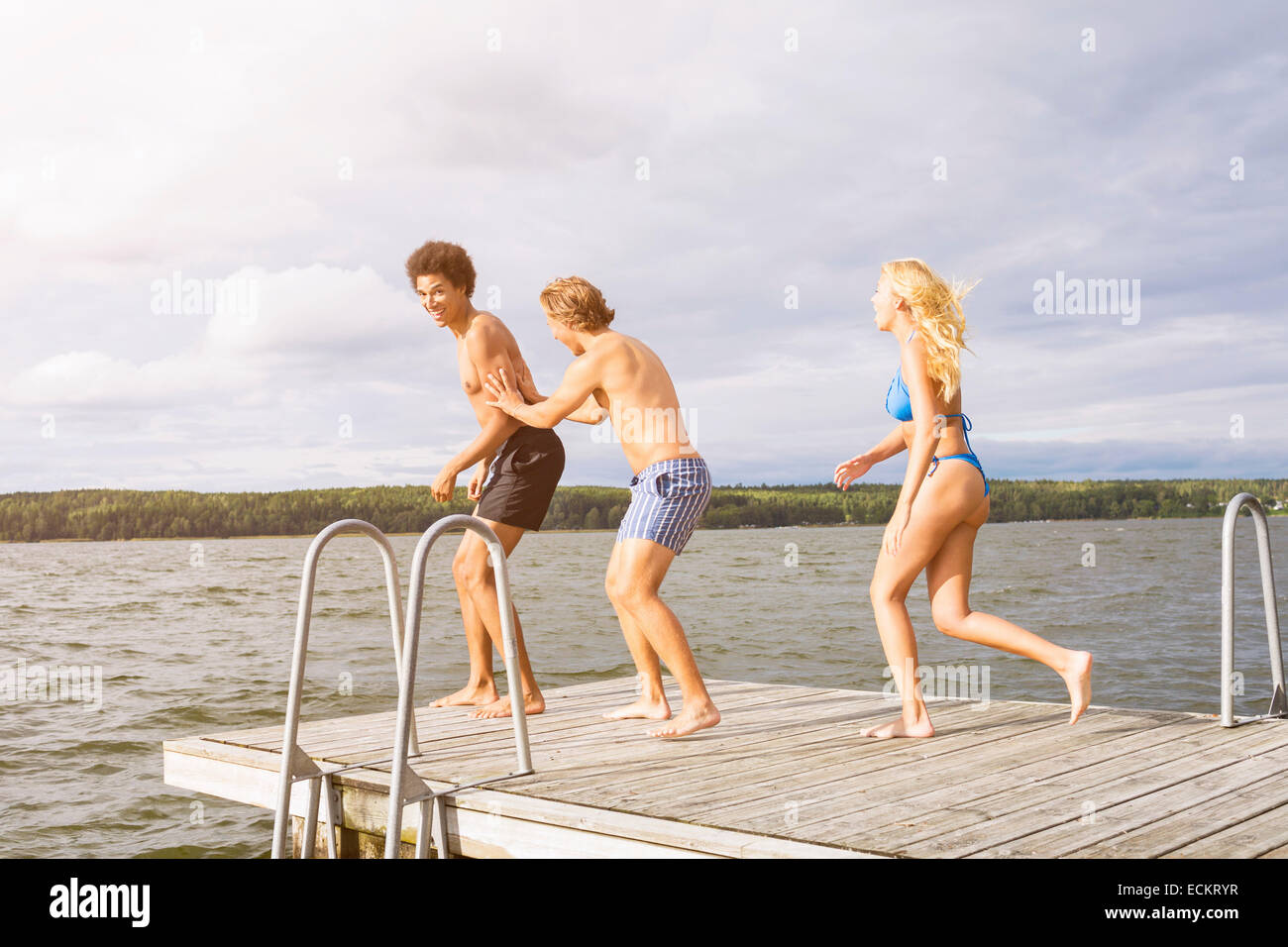Freunde auf der Promenade am See genießen Stockfoto