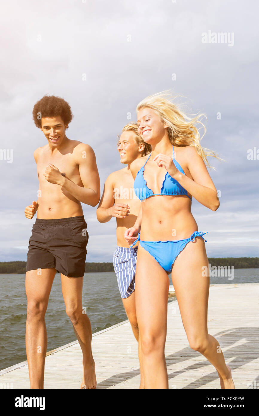 Freunde, die auf der Promenade am See Stockfoto