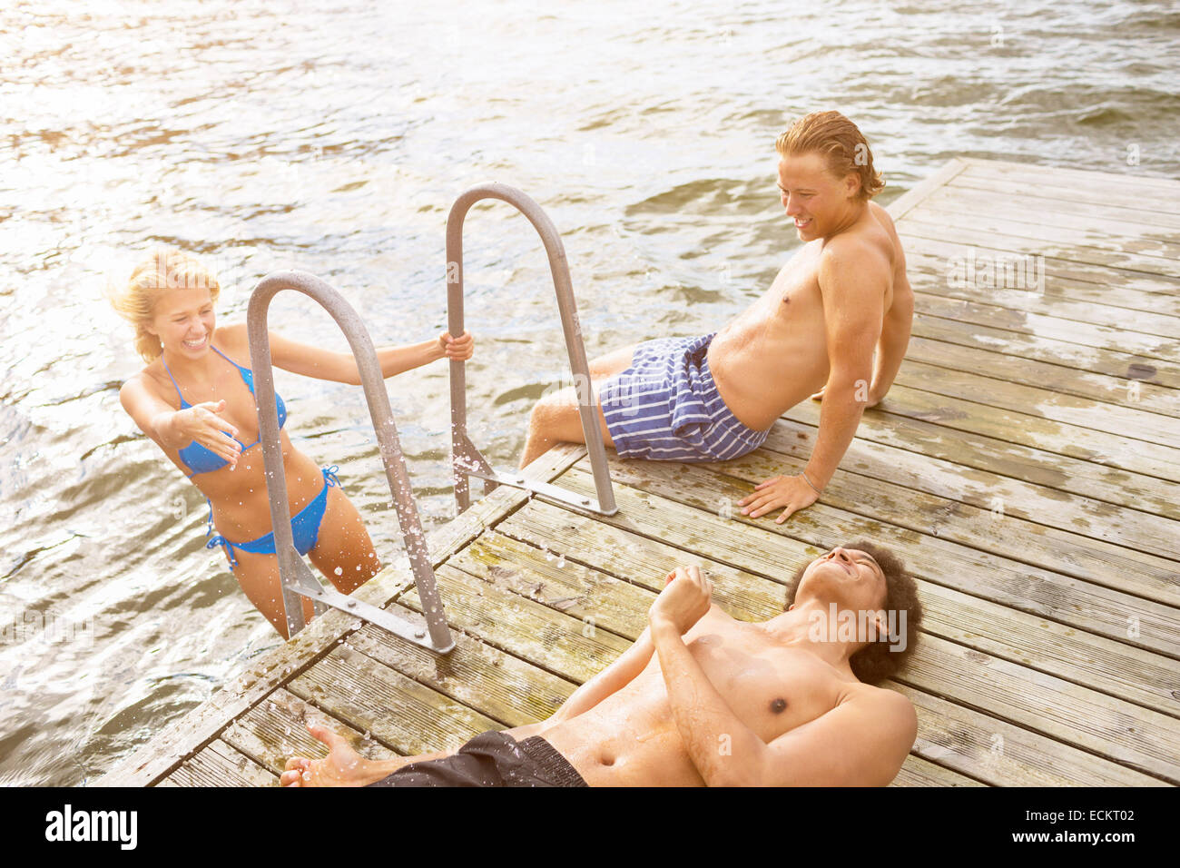 Erhöhte Ansicht von Freunden Urlaub am Boardwalk am See genießen Stockfoto