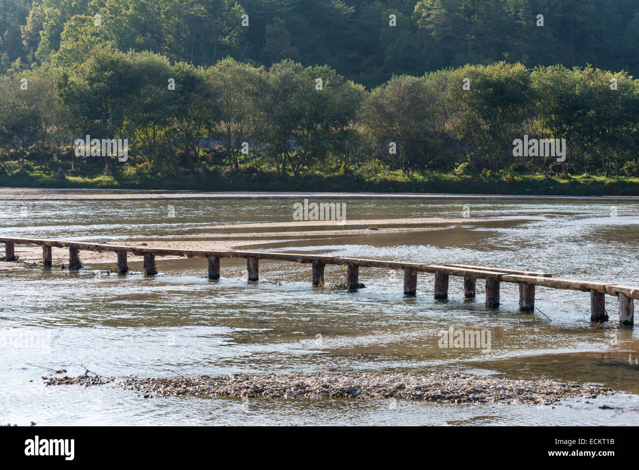einspurige Log Brücke über einen flachen Fluss in Museom Dorf, Yeongju, Korea. Stockfoto