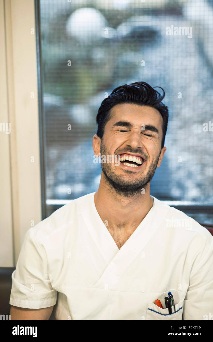 Jungen männlichen Arzt im Spital Lachen Stockfoto