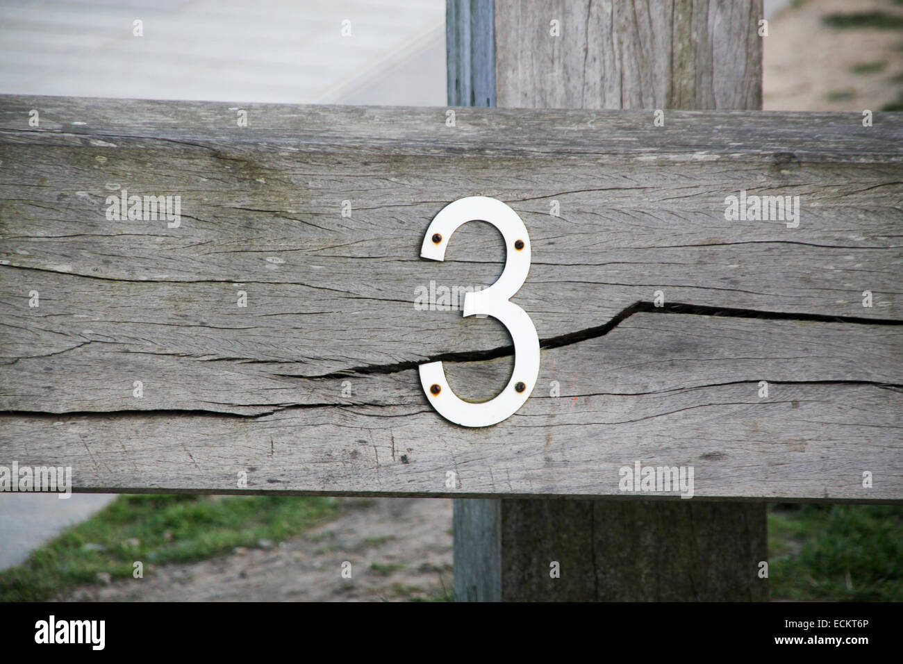 Nummer Kunststoffschild auf Holz Stockfoto
