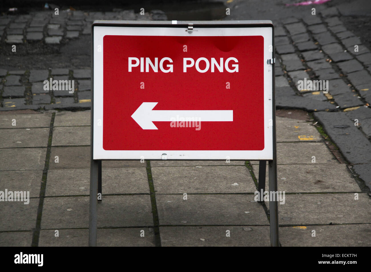 Lustige rote und weiße Verkehrsschild für Ping-pong Stockfoto