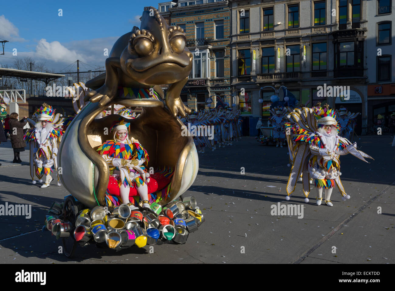 Reich verzierte Karneval Float und bunt kostümierten Figuren in Aalst Karneval Prozession, Karneval Montag, Aalst, Belgien Stockfoto