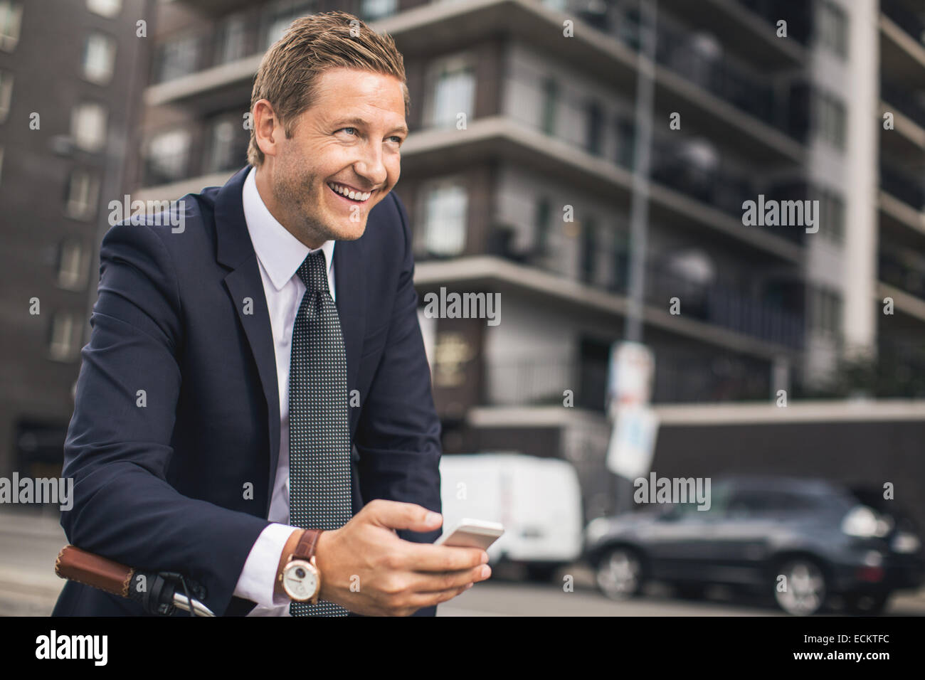 Glücklich Kaufmann mit Smartphone in Stadt Stockfoto