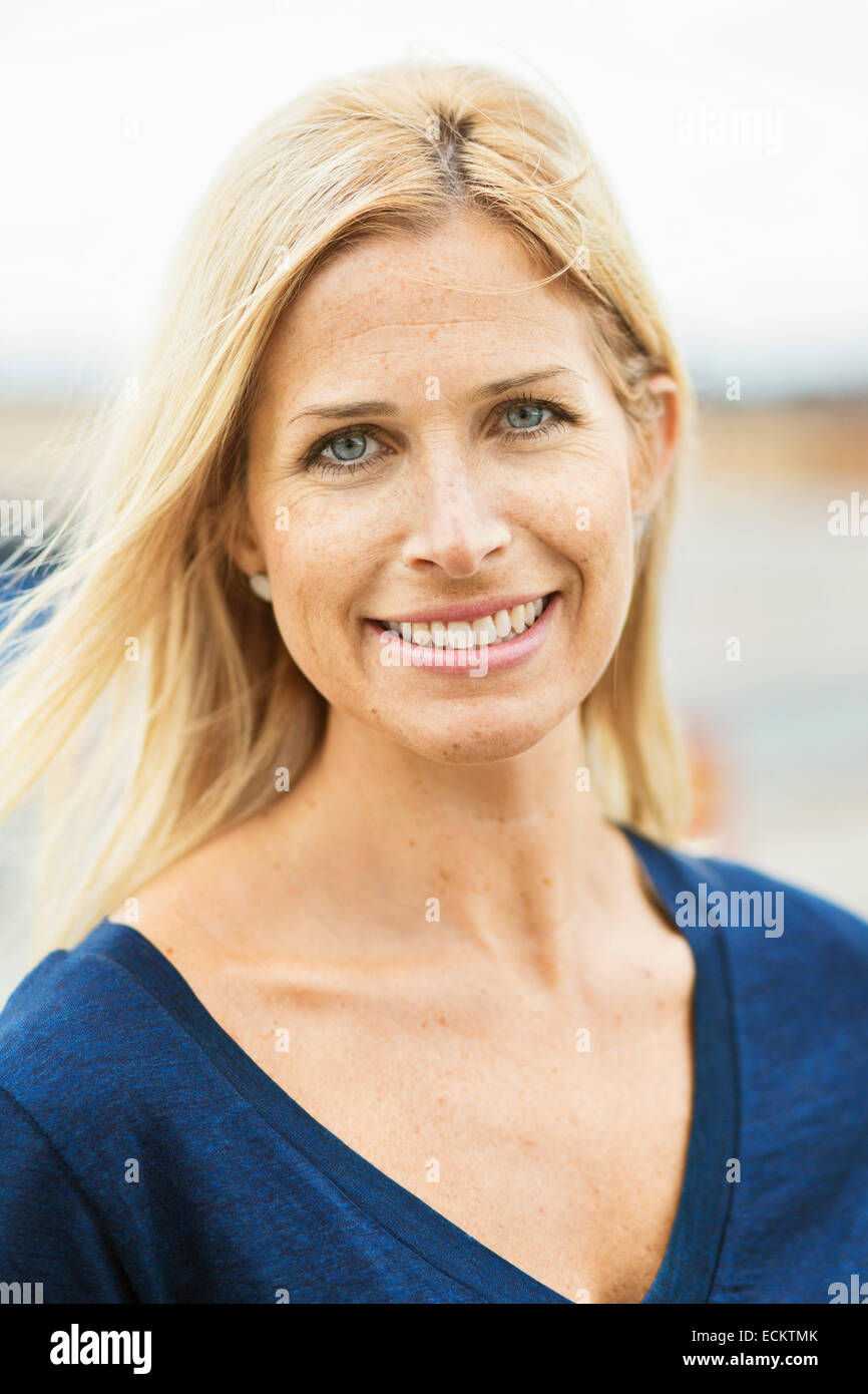 Porträt des Lächelns Mitte Erwachsene Frau im freien Stockfoto